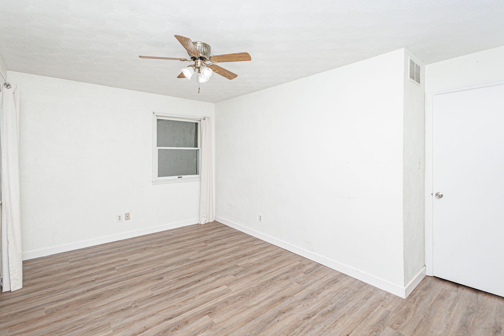 Jefferson City, Missouri 65109, United States, 7 Bedrooms Bedrooms, ,4 BathroomsBathrooms,Residential,Active,229582