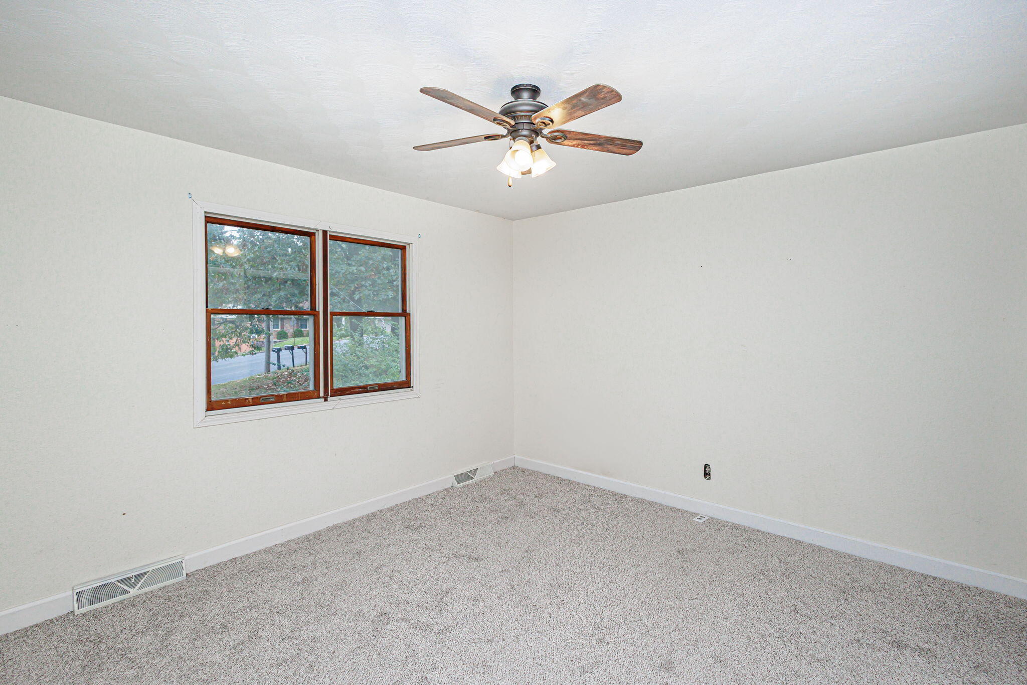 Jefferson City, Missouri 65109, United States, 7 Bedrooms Bedrooms, ,4 BathroomsBathrooms,Residential,Active,229582