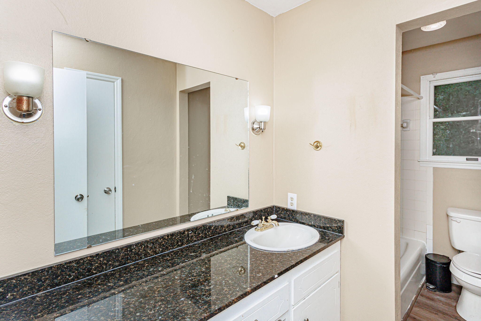 Jefferson City, Missouri 65109, United States, 7 Bedrooms Bedrooms, ,4 BathroomsBathrooms,Residential,Active,229582