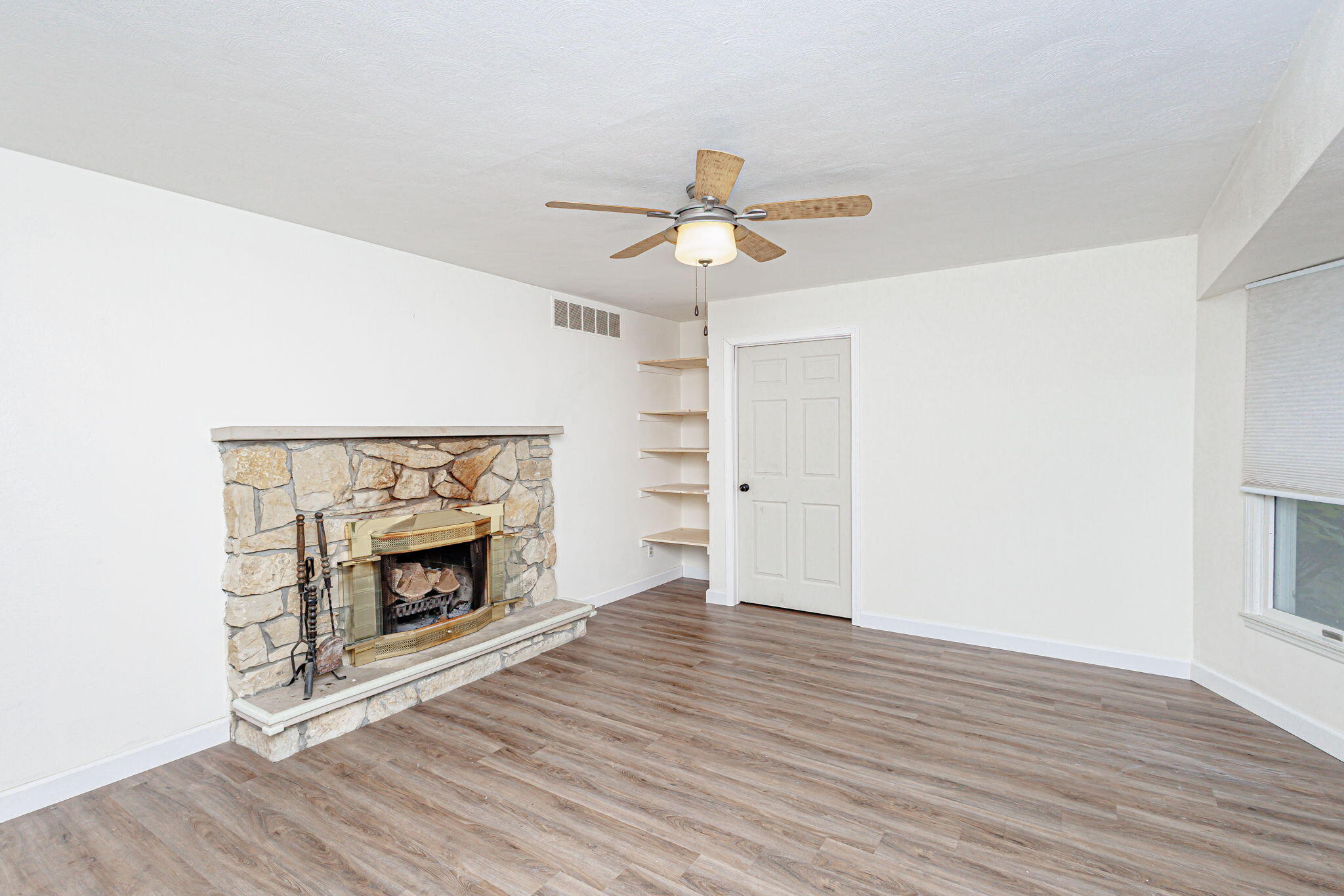 Jefferson City, Missouri 65109, United States, 7 Bedrooms Bedrooms, ,4 BathroomsBathrooms,Residential,Active,229582