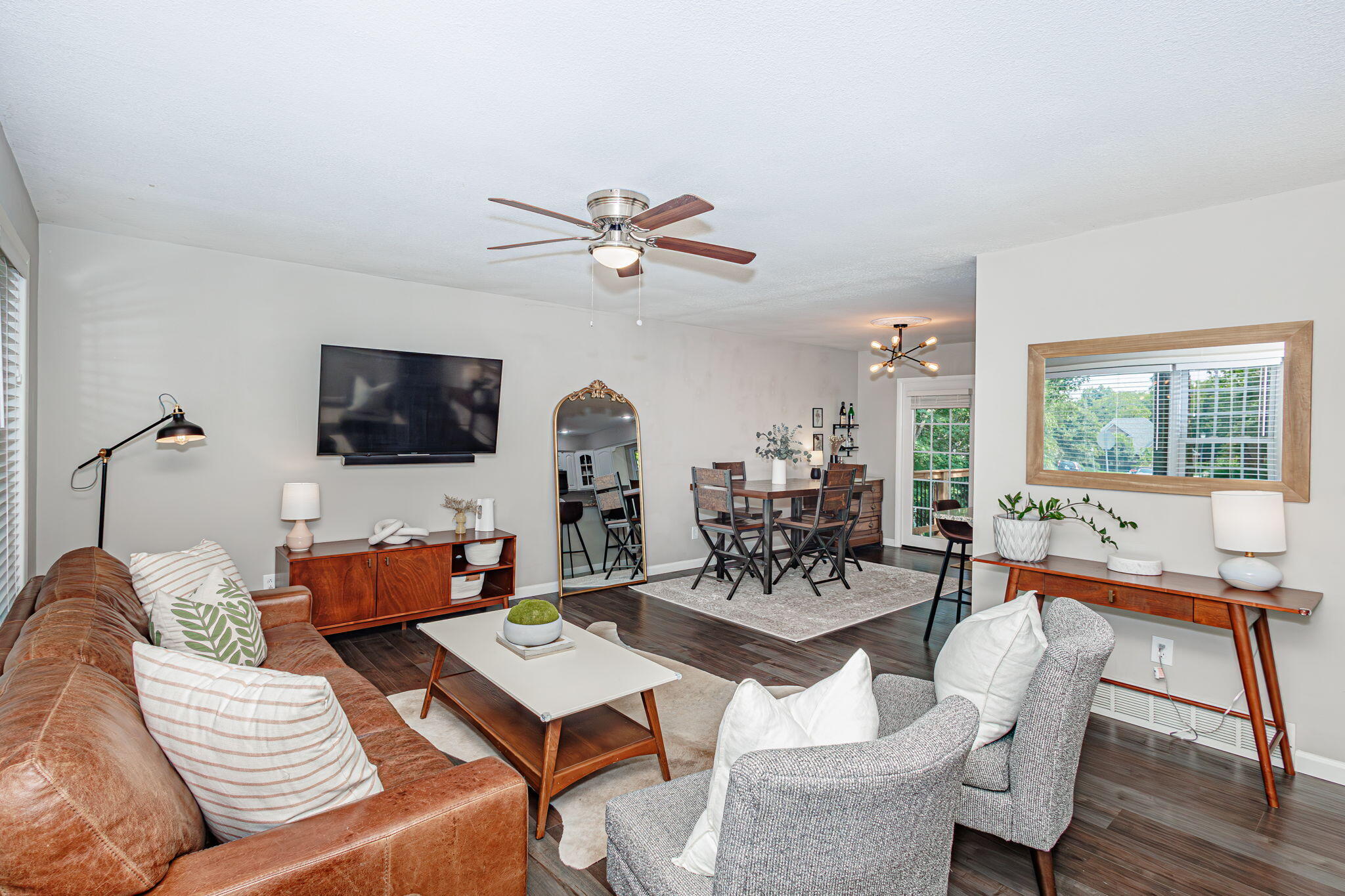 Columbia, Missouri 65203, United States, 4 Bedrooms Bedrooms, ,3 BathroomsBathrooms,Residential,Pending,50752