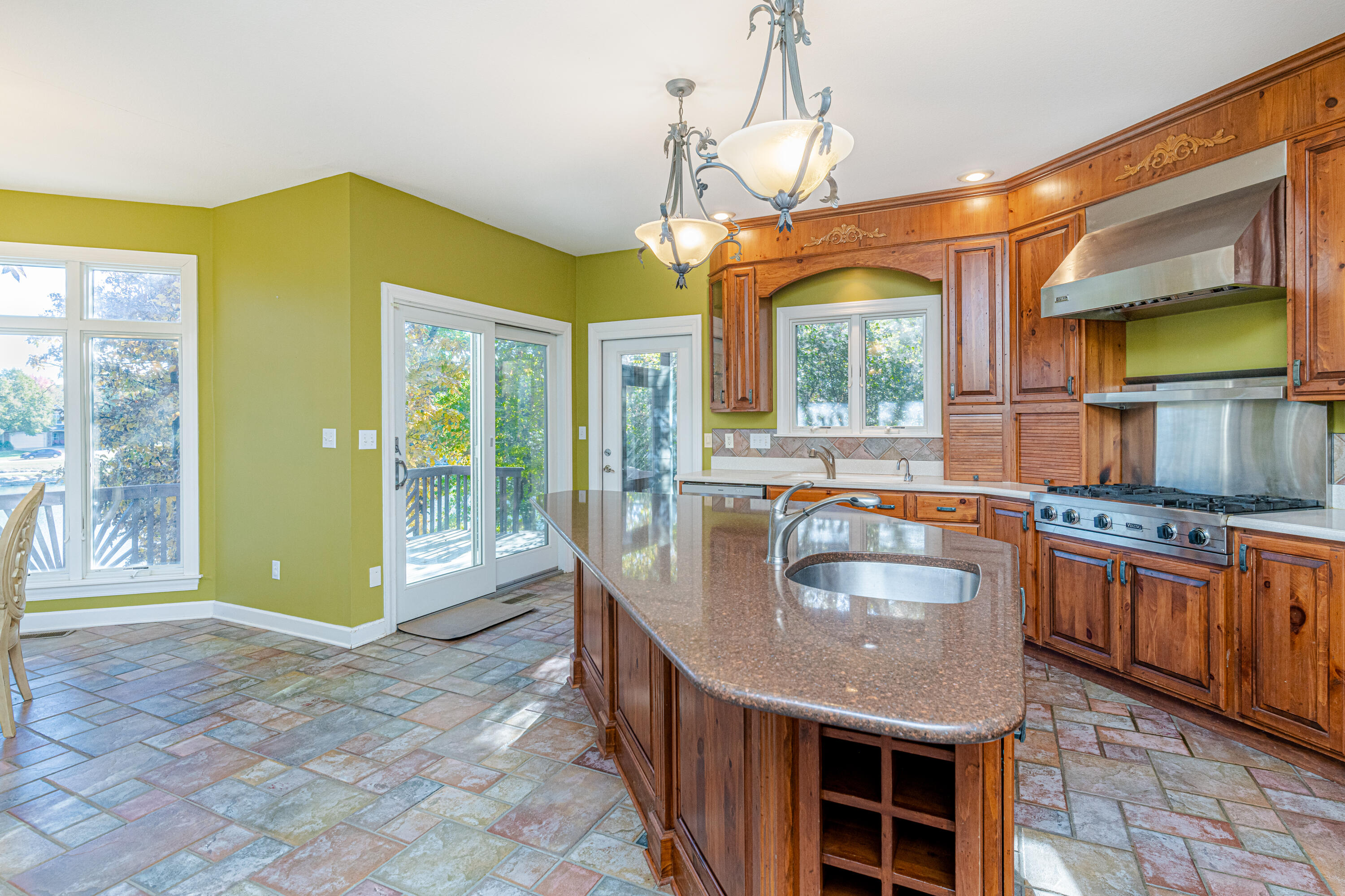 Columbia, Missouri 65203, United States, 4 Bedrooms Bedrooms, ,5 BathroomsBathrooms,Residential,Pending,70548