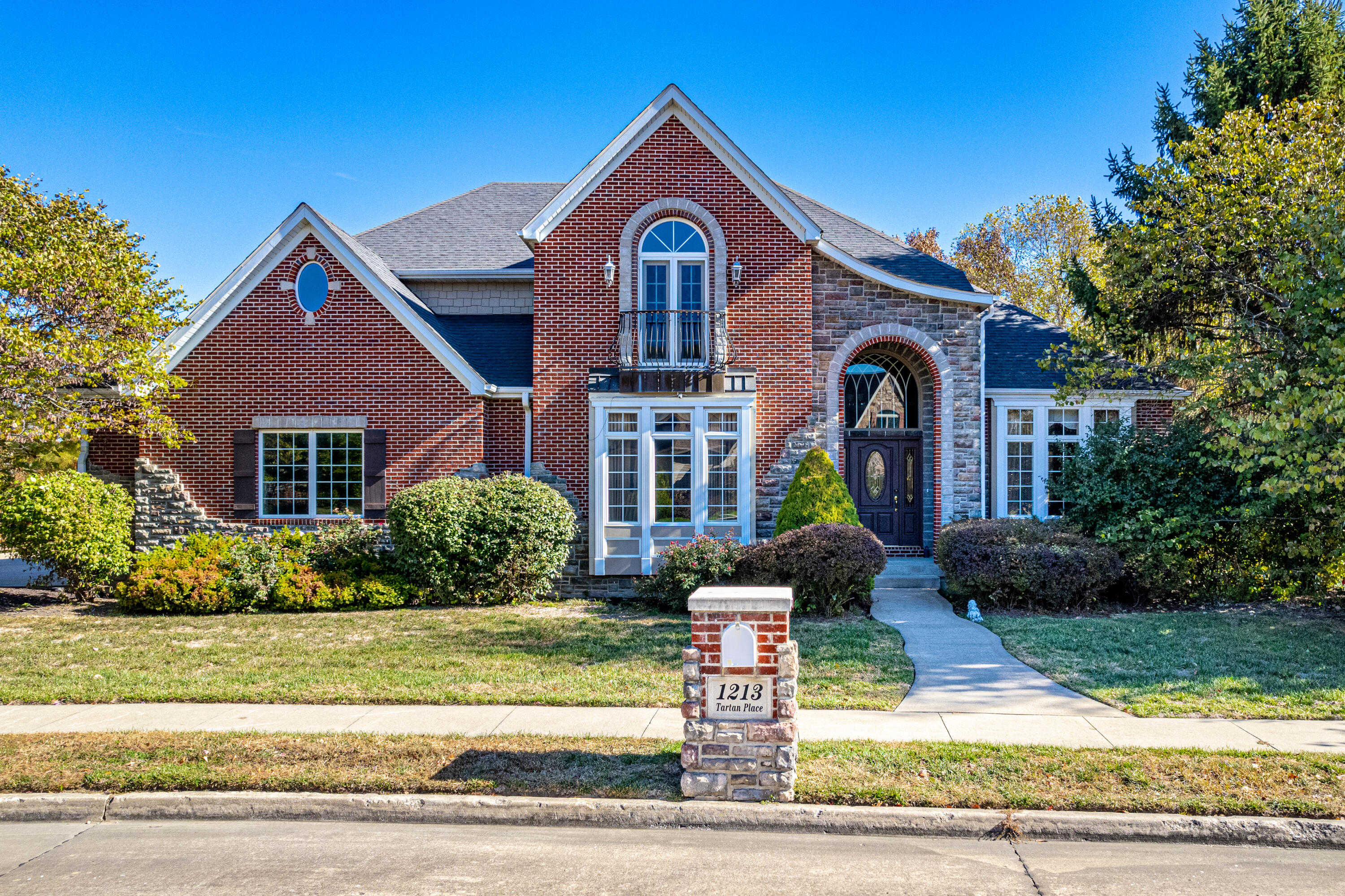 Columbia, Missouri 65203, United States, 4 Bedrooms Bedrooms, ,5 BathroomsBathrooms,Residential,Pending,70548