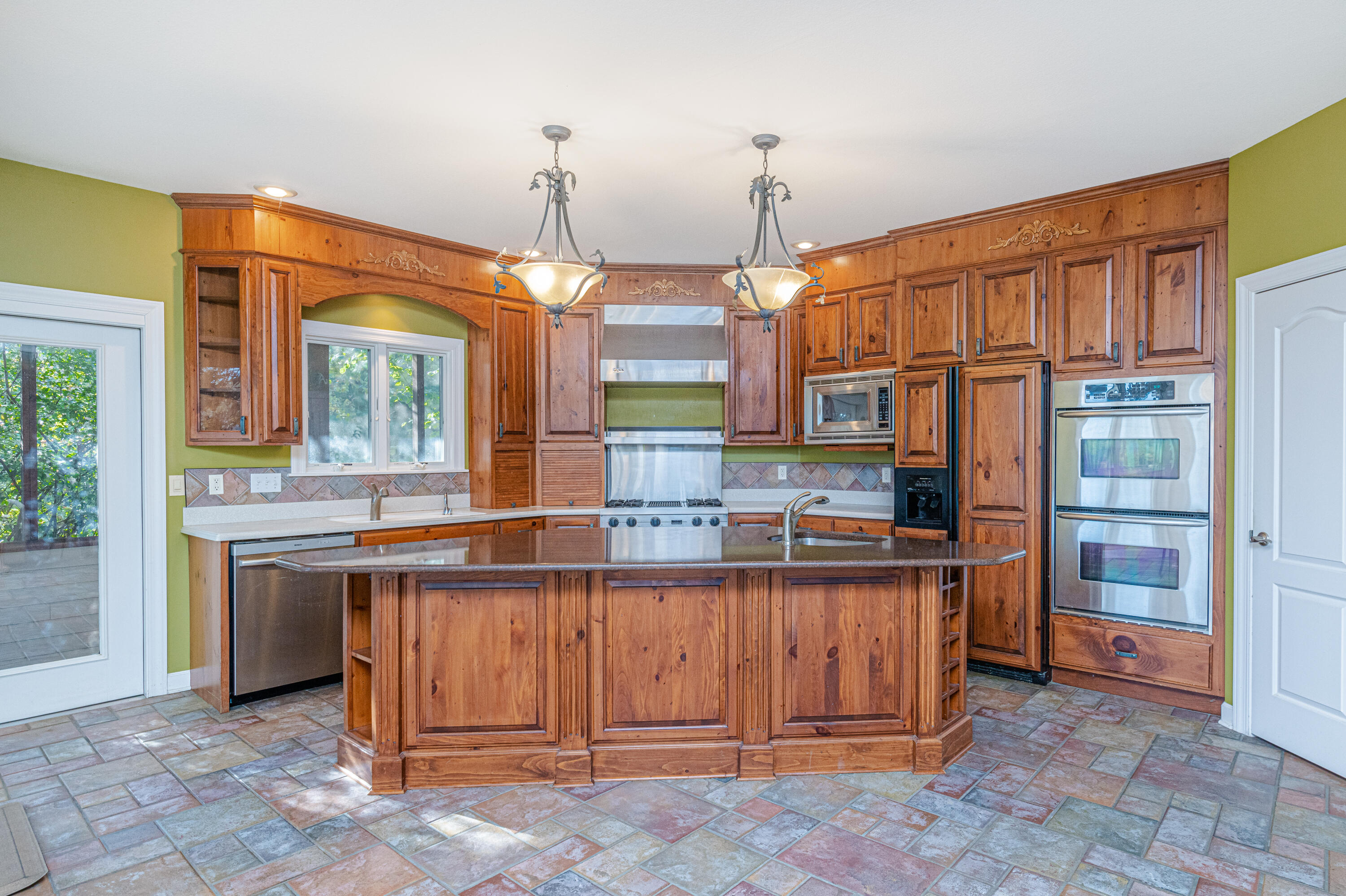 Columbia, Missouri 65203, United States, 4 Bedrooms Bedrooms, ,5 BathroomsBathrooms,Residential,Pending,70548