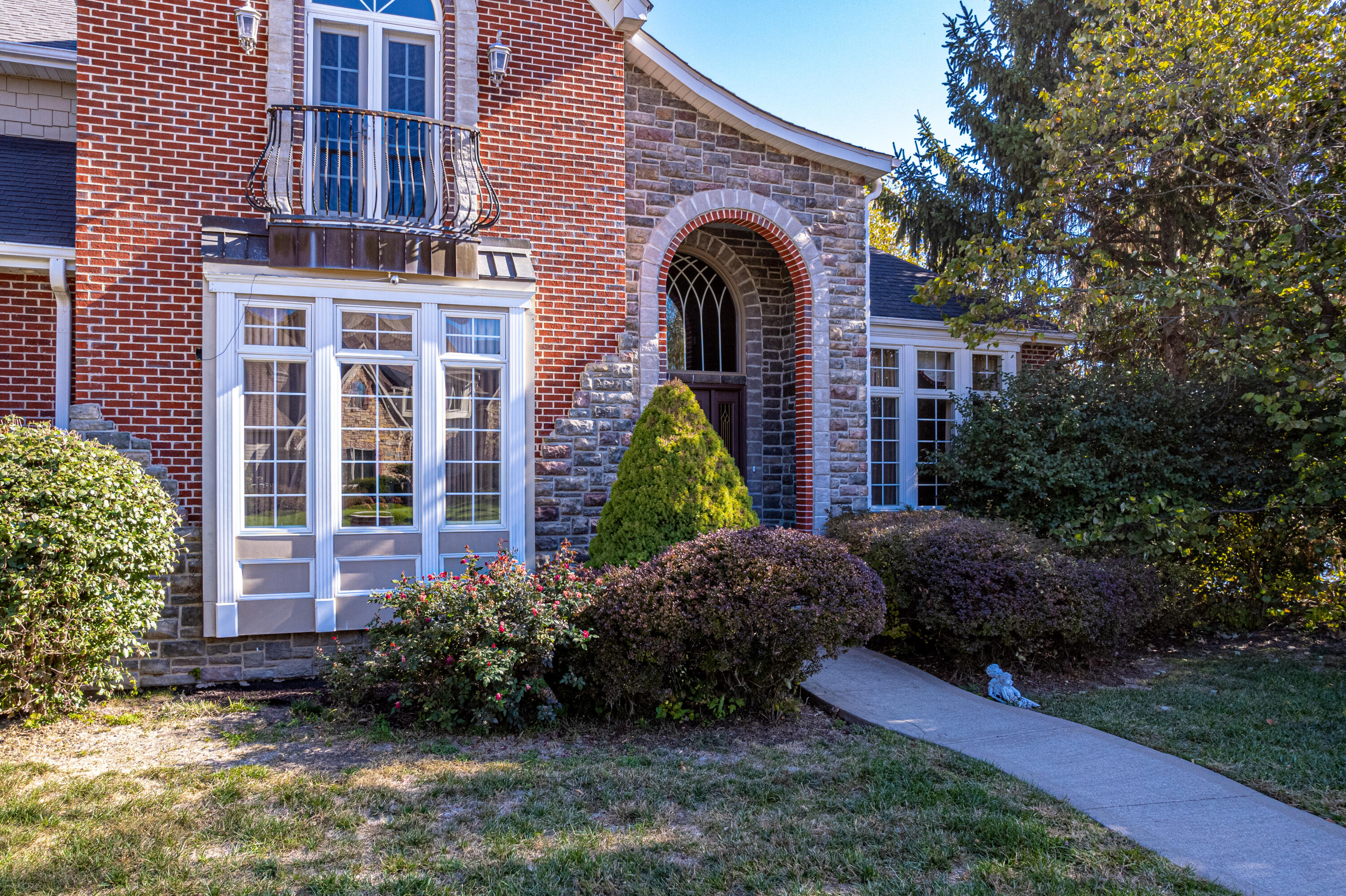 Columbia, Missouri 65203, United States, 4 Bedrooms Bedrooms, ,5 BathroomsBathrooms,Residential,Pending,70548