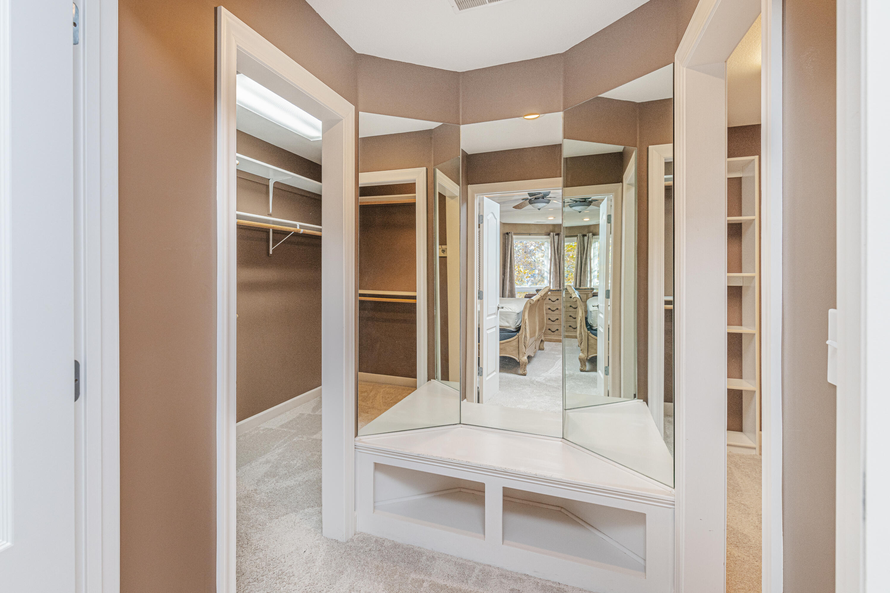 Columbia, Missouri 65203, United States, 4 Bedrooms Bedrooms, ,5 BathroomsBathrooms,Residential,Pending,70548