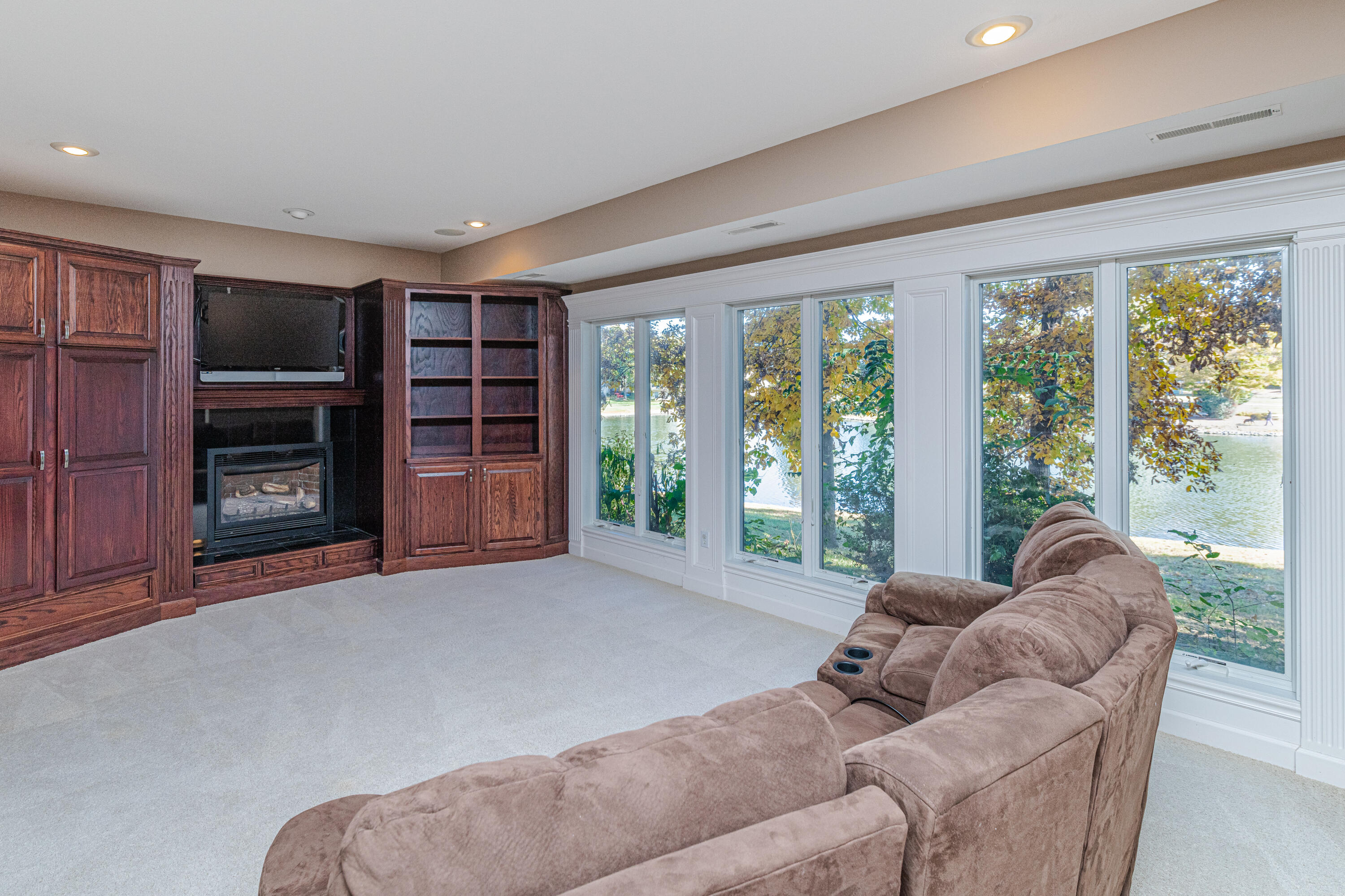 Columbia, Missouri 65203, United States, 4 Bedrooms Bedrooms, ,5 BathroomsBathrooms,Residential,Pending,70548