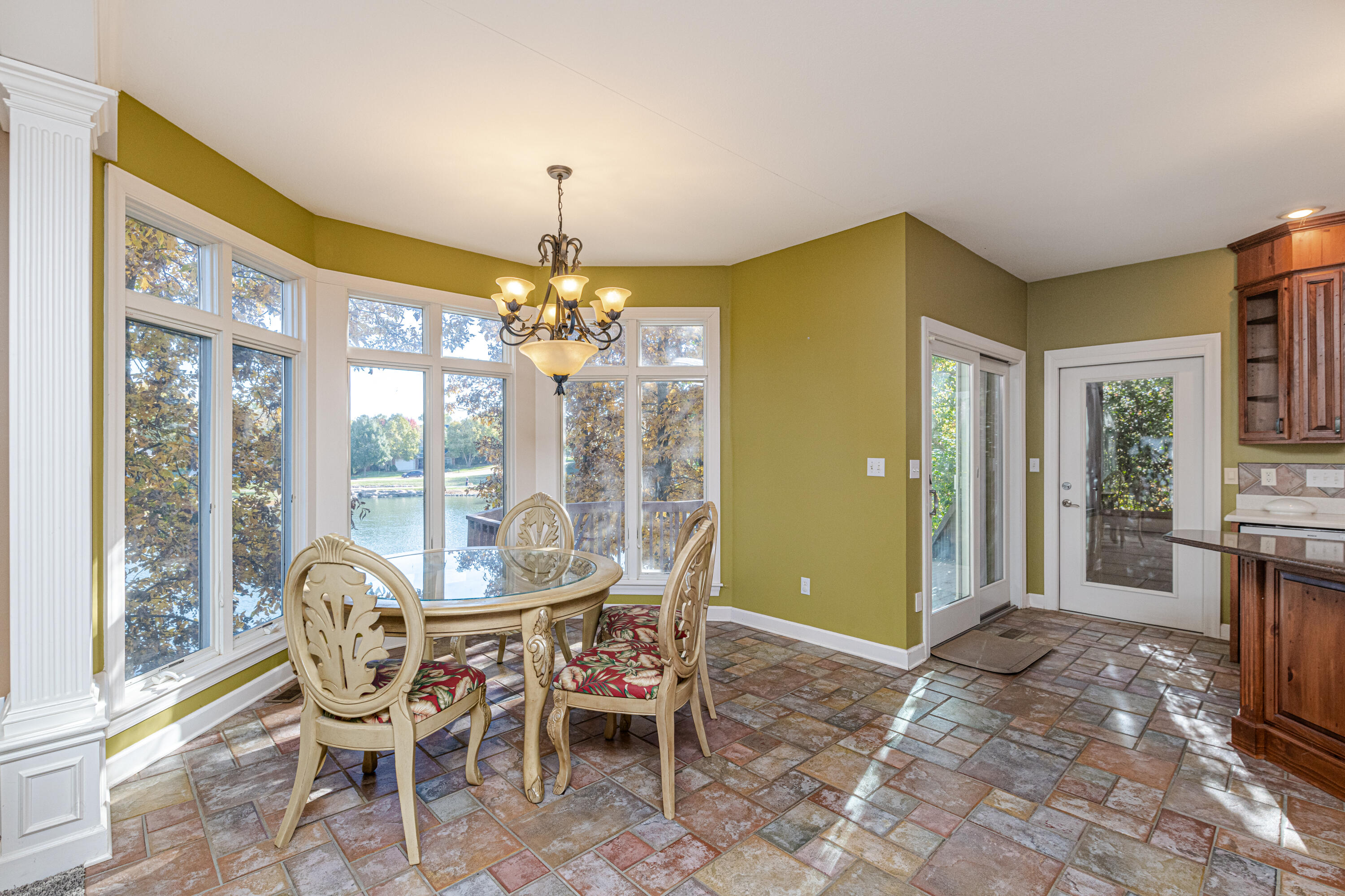 Columbia, Missouri 65203, United States, 4 Bedrooms Bedrooms, ,5 BathroomsBathrooms,Residential,Pending,70548