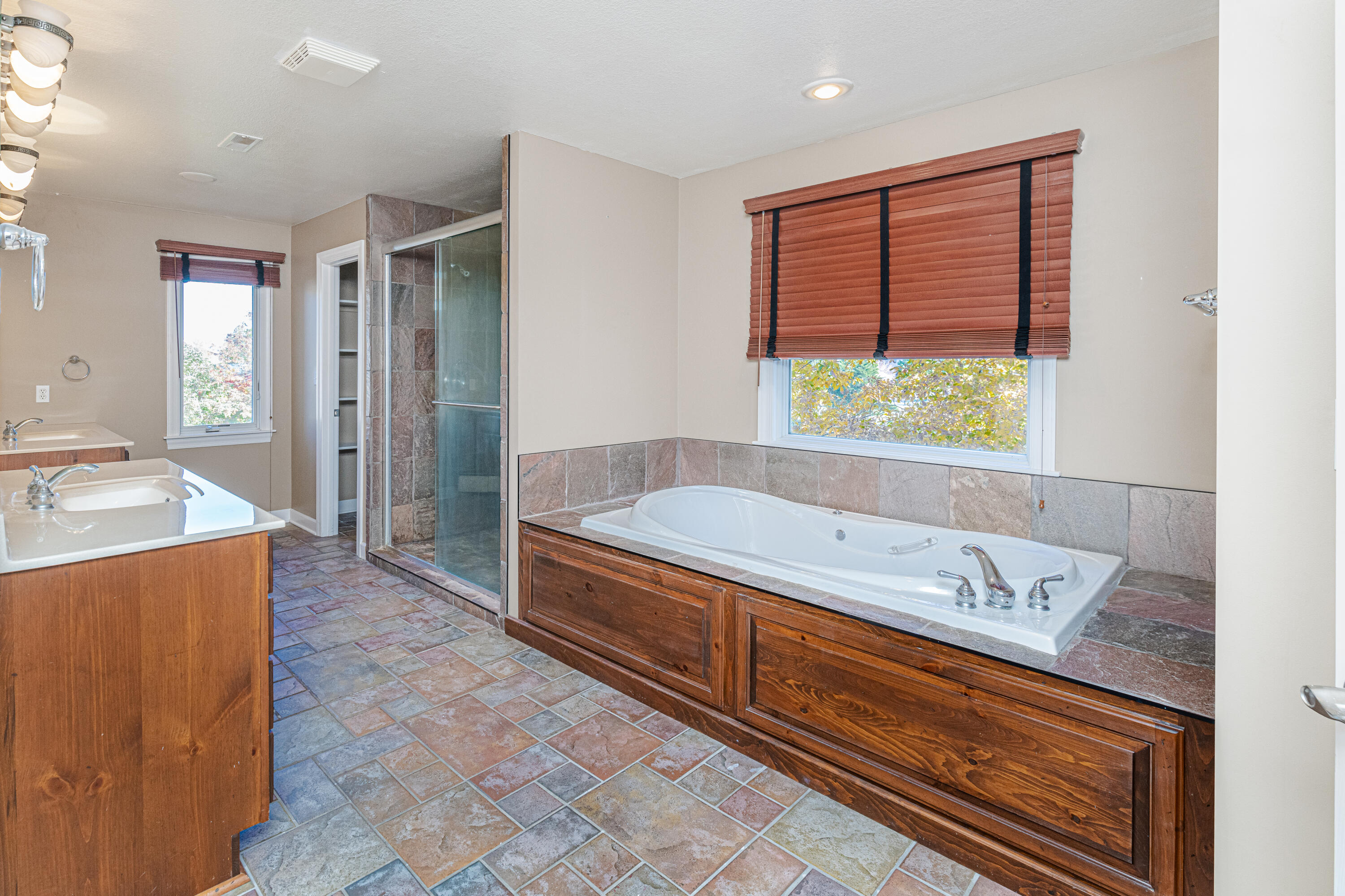 Columbia, Missouri 65203, United States, 4 Bedrooms Bedrooms, ,5 BathroomsBathrooms,Residential,Pending,70548