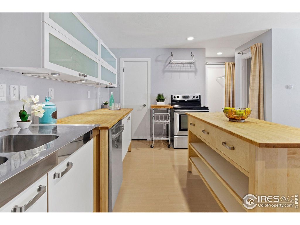 Photo of 645 Manhattan Pl 302, Boulder, CO 80303 (MLS # 1045723)