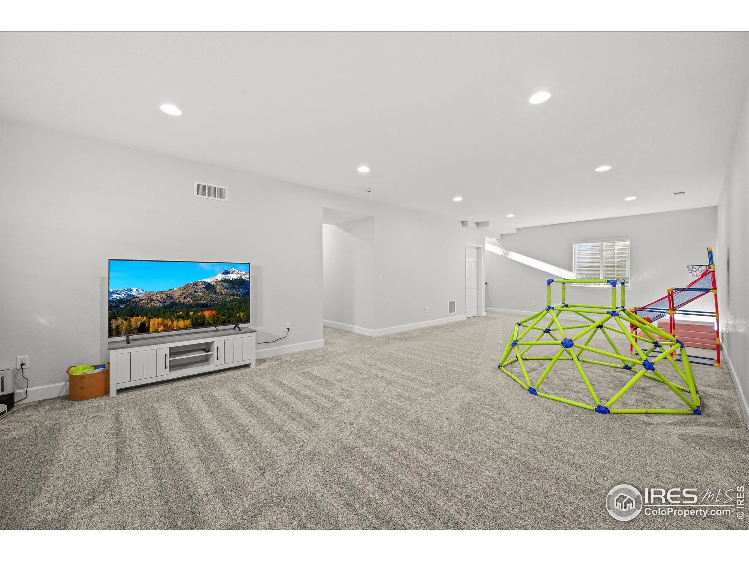 Windsor, Colorado 80550, United States, 6 Bedrooms Bedrooms, ,5 BathroomsBathrooms,Residential,Active,236916