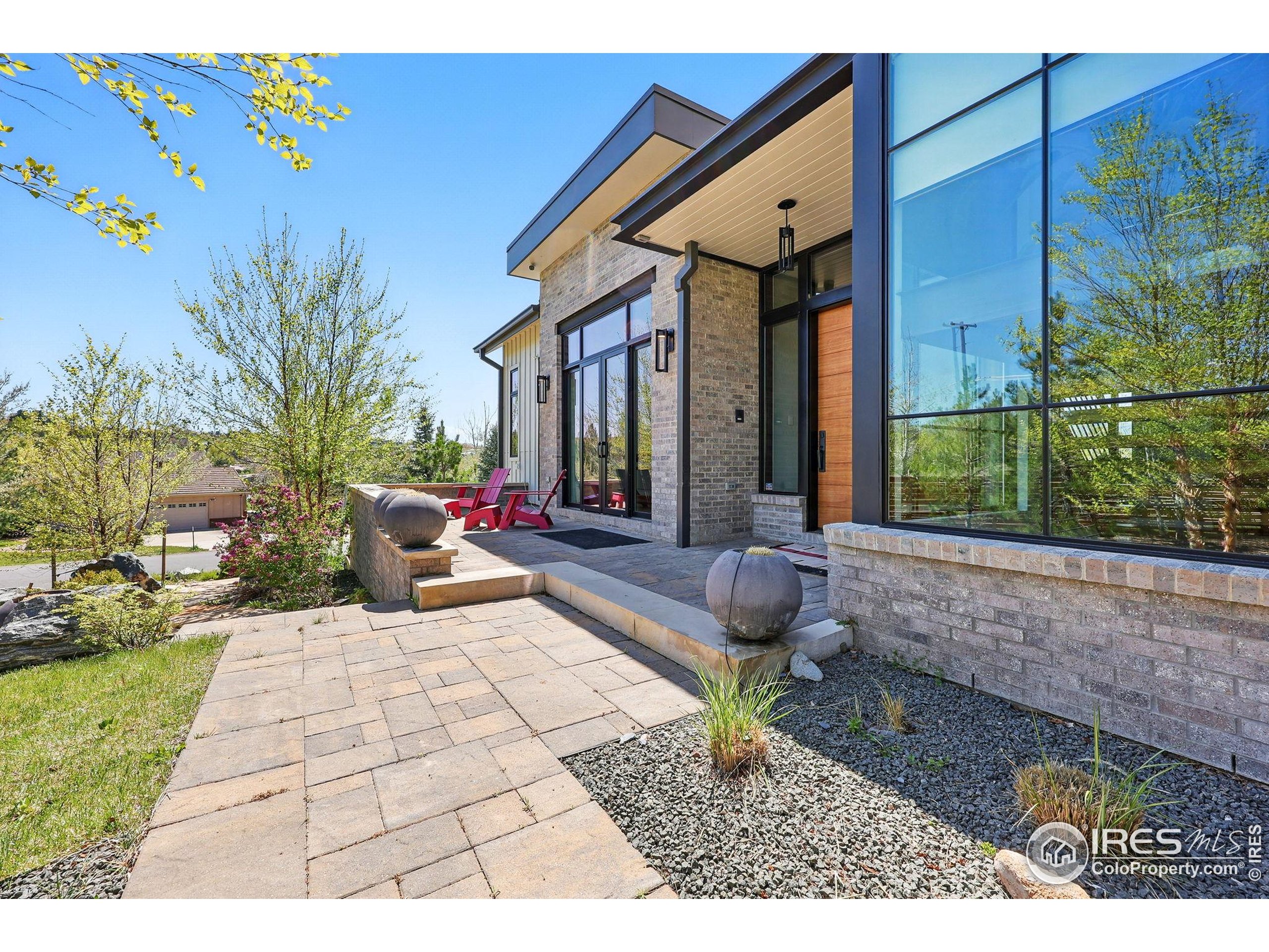 635 Paragon Dr
