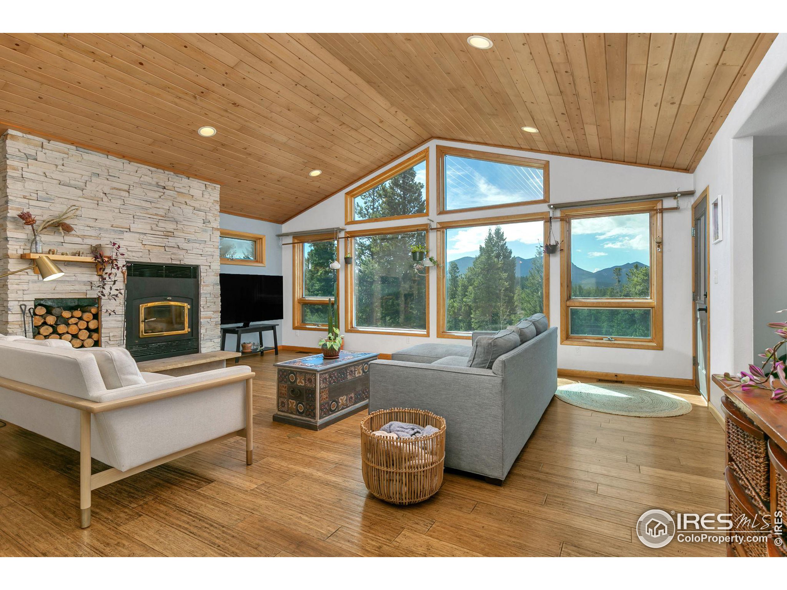 Photo 1 of 40 of 444 N Beaver Rd house