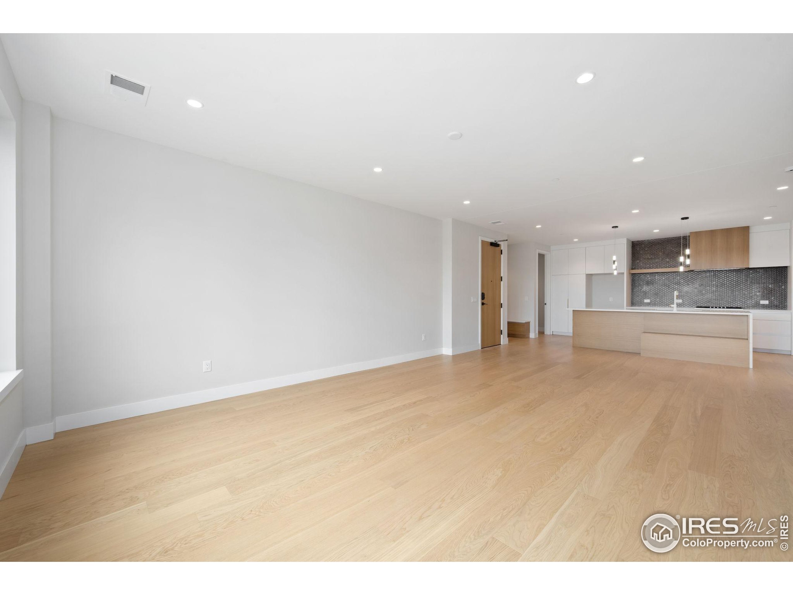 205 E 6th St 400
