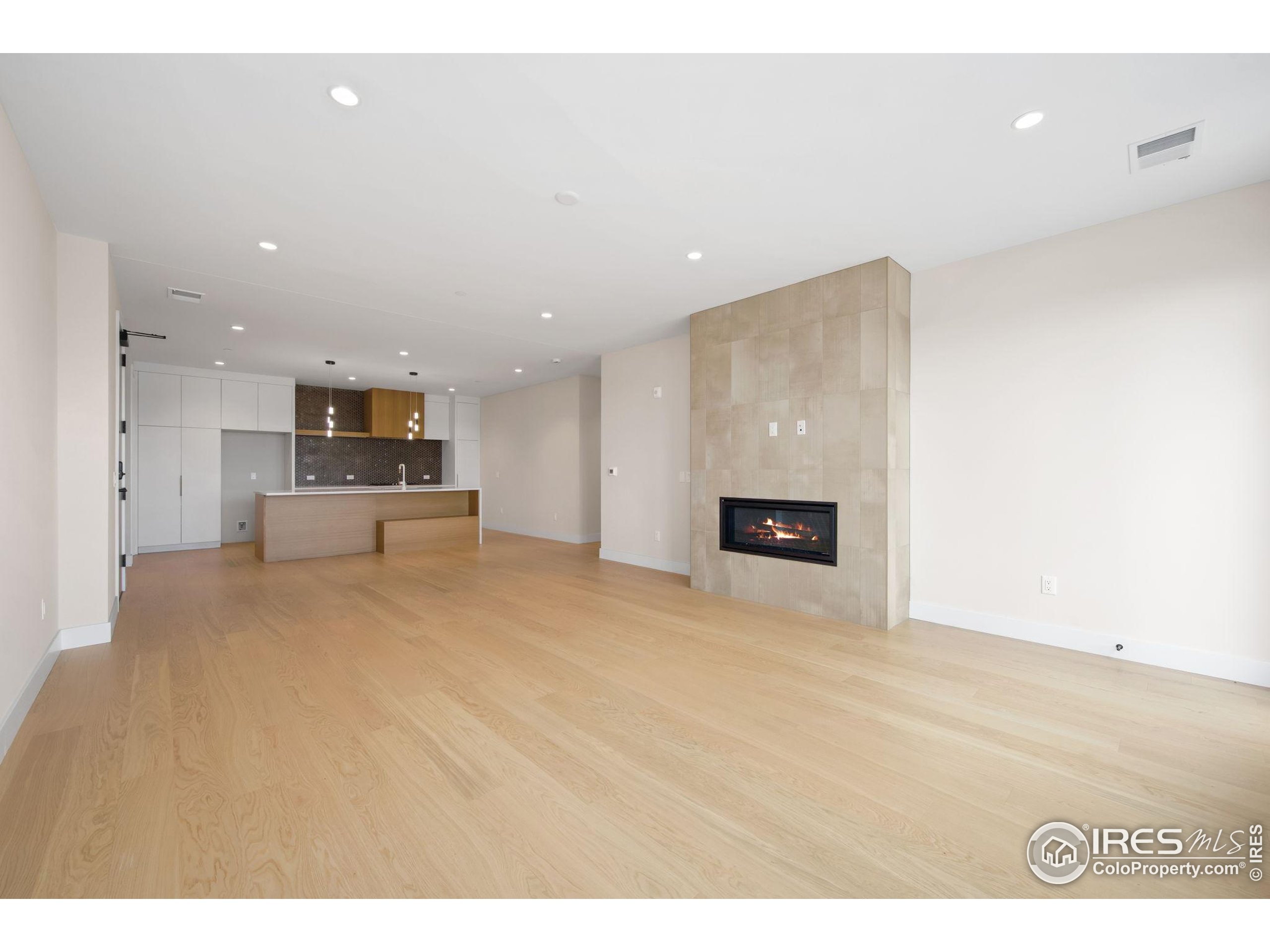 205 E 6th St 400