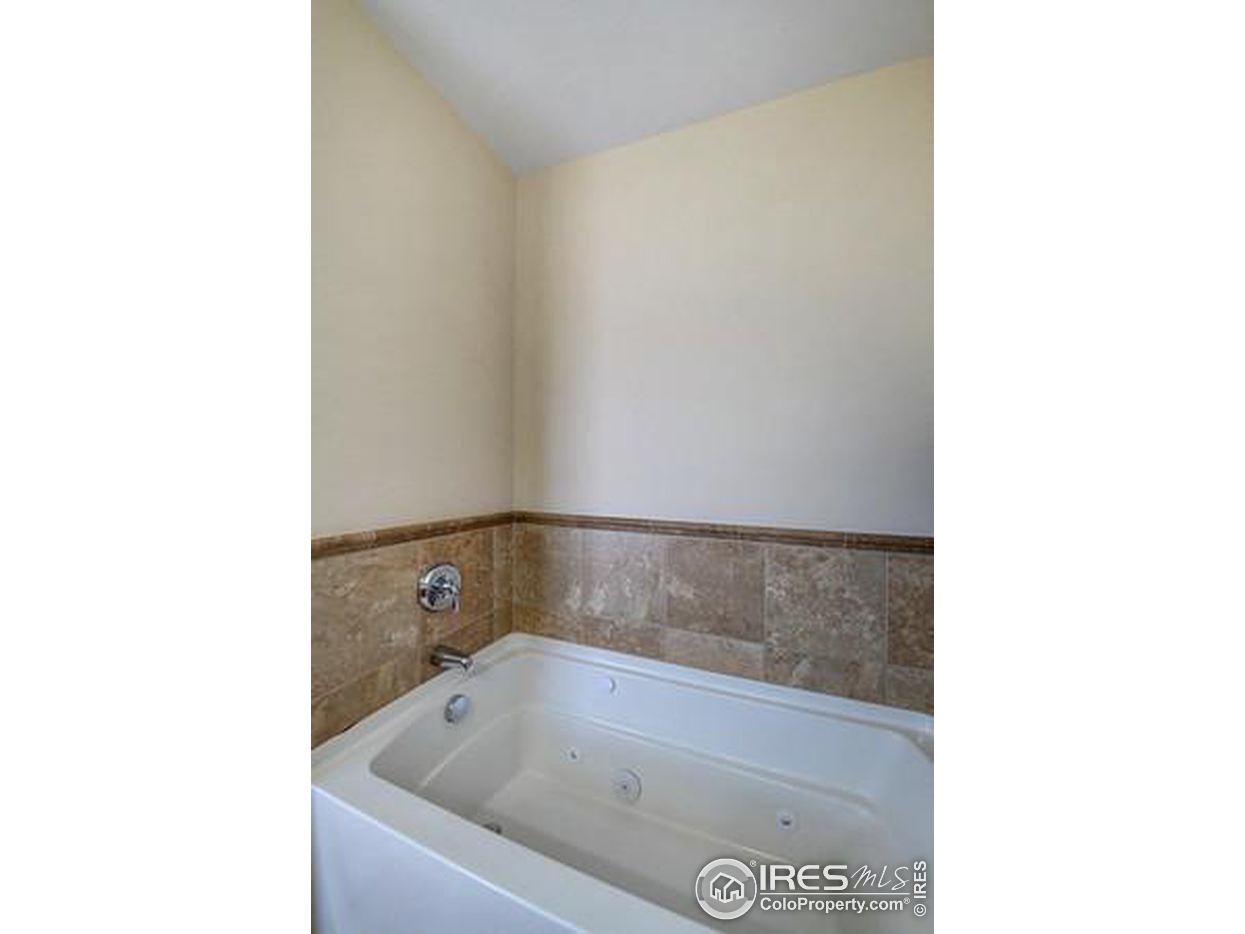 Photo 19 of 28 of 1544 Cottonwood Ave townhome