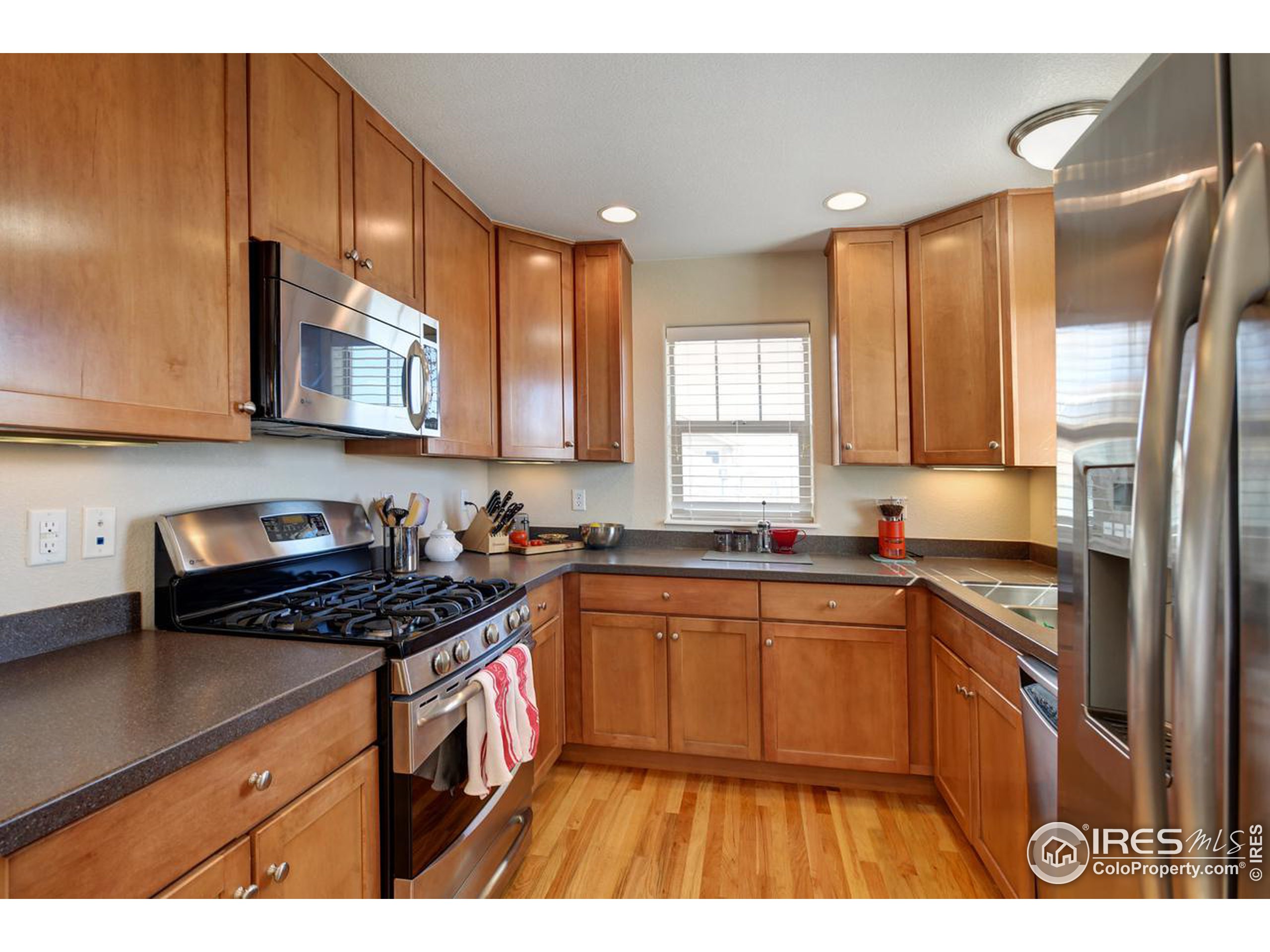 Photo 14 of 28 of 1544 Cottonwood Ave townhome
