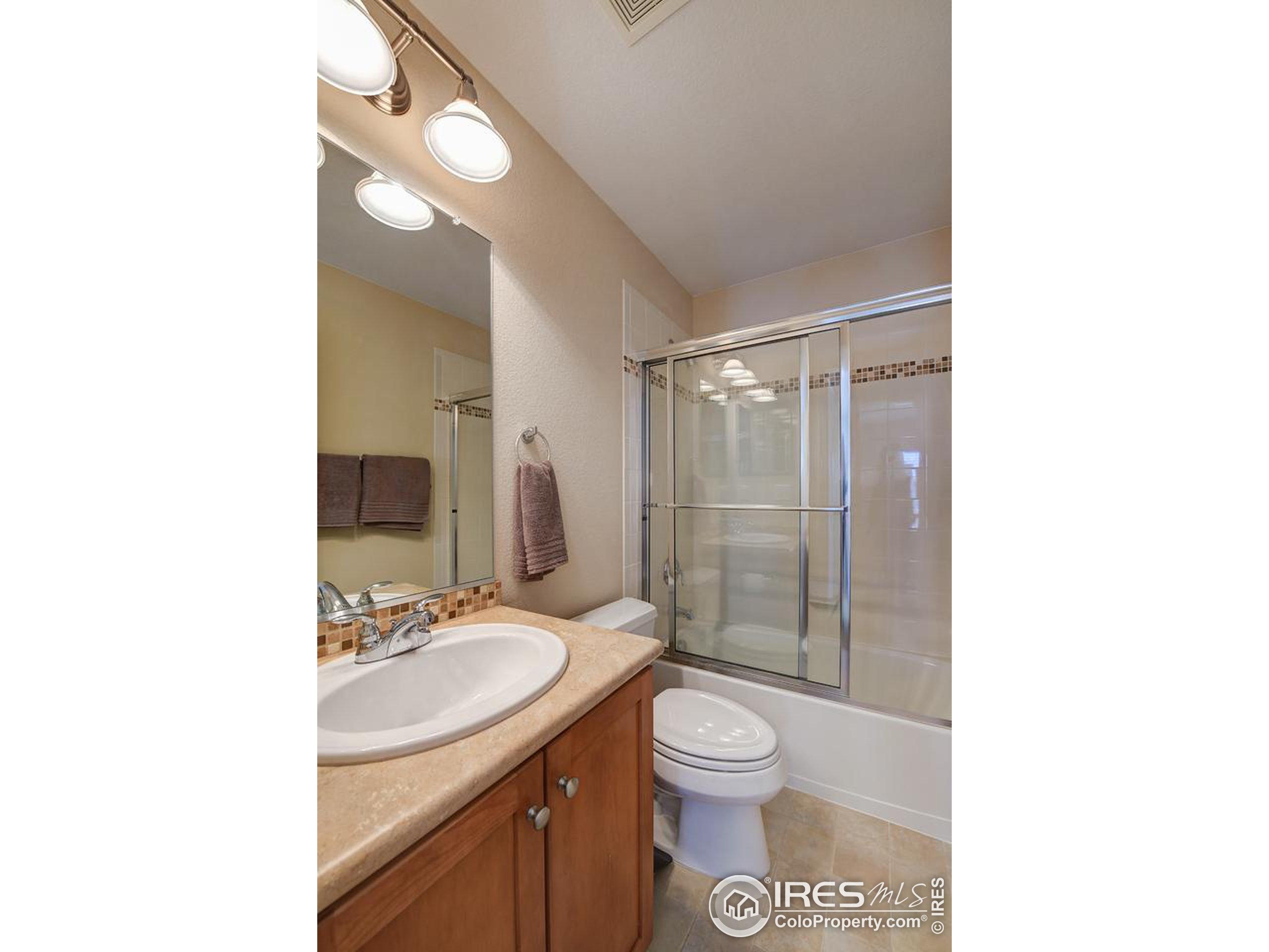 Photo 21 of 28 of 1544 Cottonwood Ave townhome