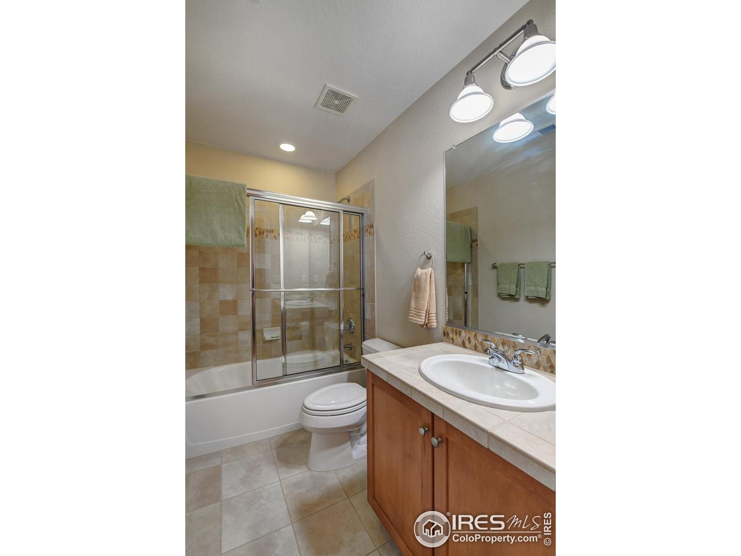 Photo 24 of 28 of 1544 Cottonwood Ave townhome