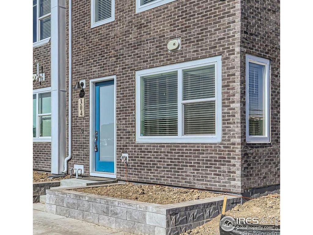 Photo of 304 Geneva St, Aurora, CO 80010 (MLS # 1047844)