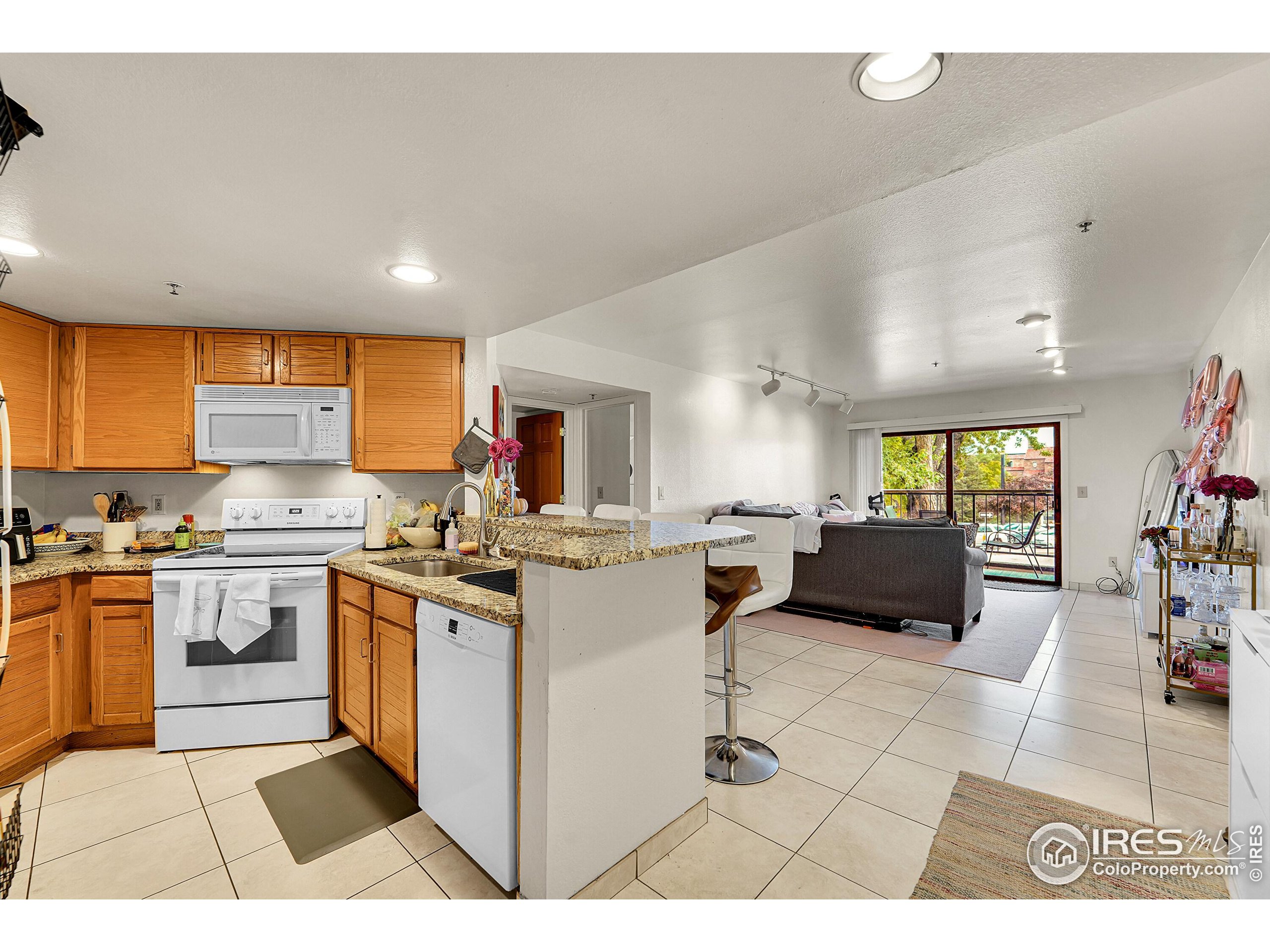 1085 Broadway 4