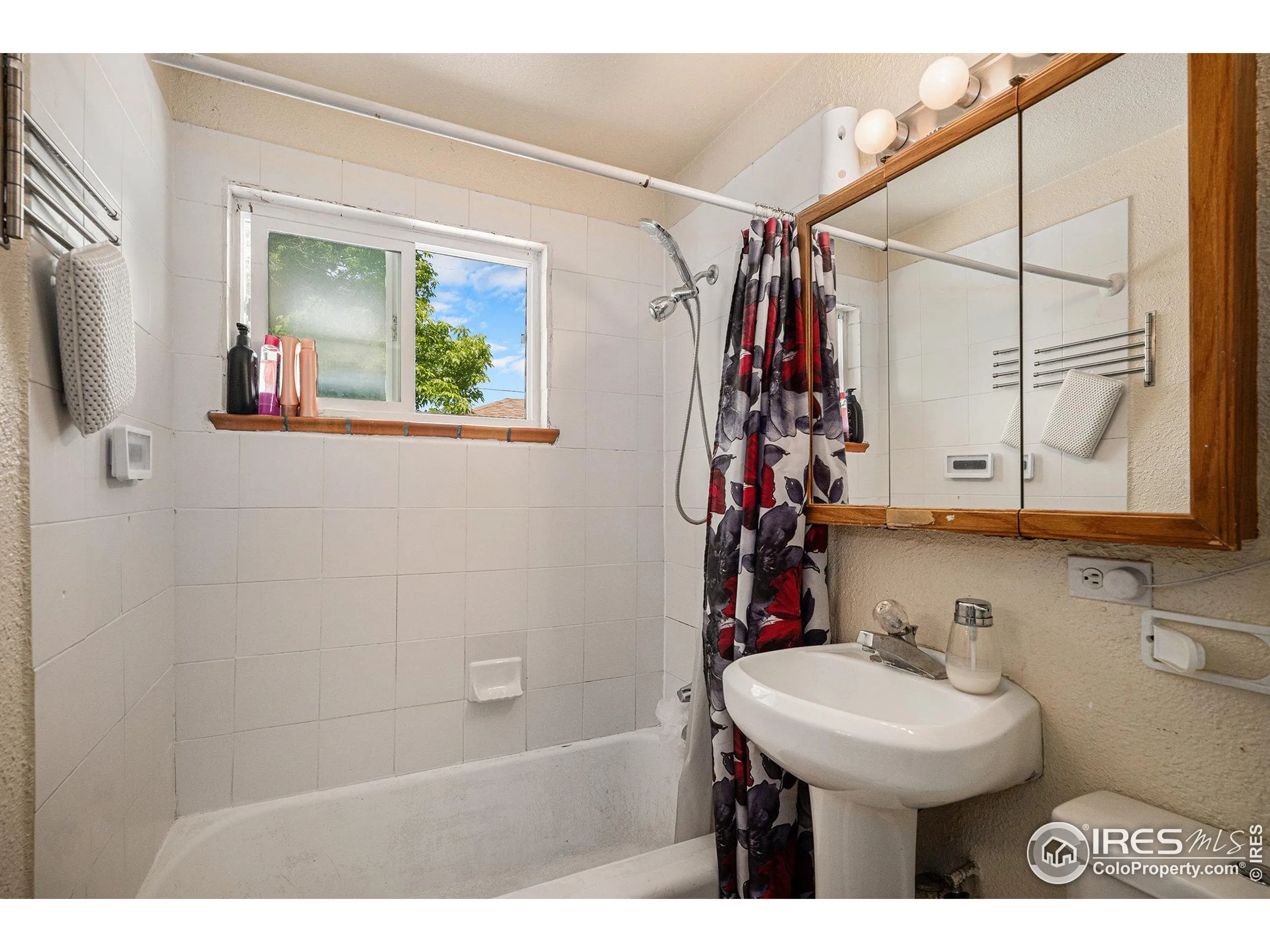 Denver, Colorado 80219, United States, 5 Bedrooms Bedrooms, ,2 BathroomsBathrooms,Residential,Active,141927