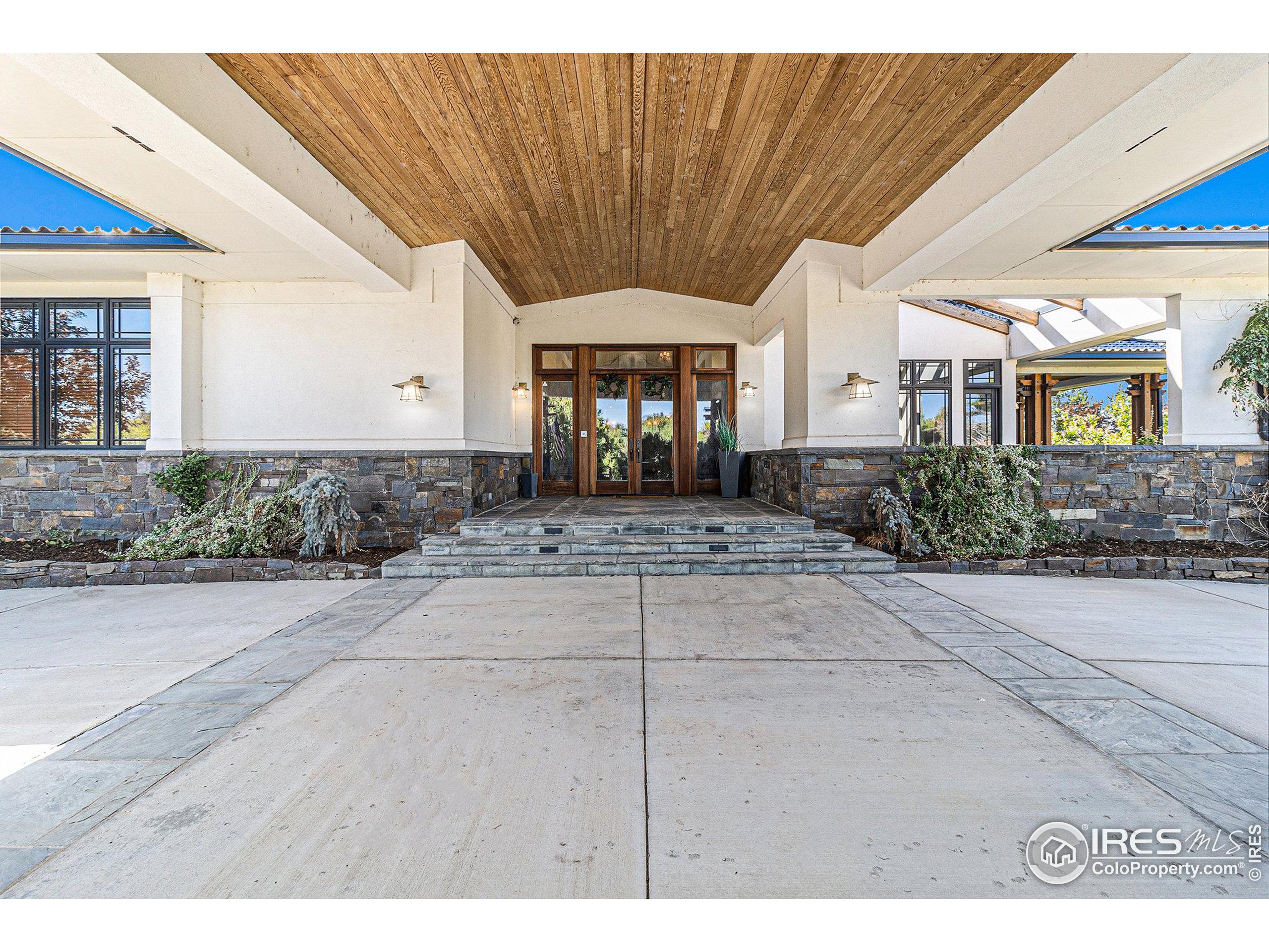 8532 Strawberry Ln