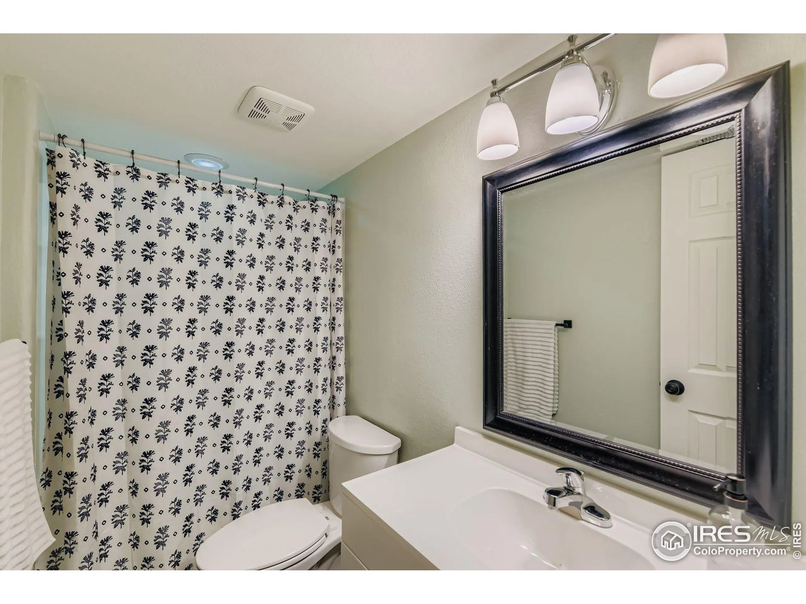 Lochbuie, Colorado 80603, United States, 6 Bedrooms Bedrooms, ,3 BathroomsBathrooms,Residential,Pending,229311