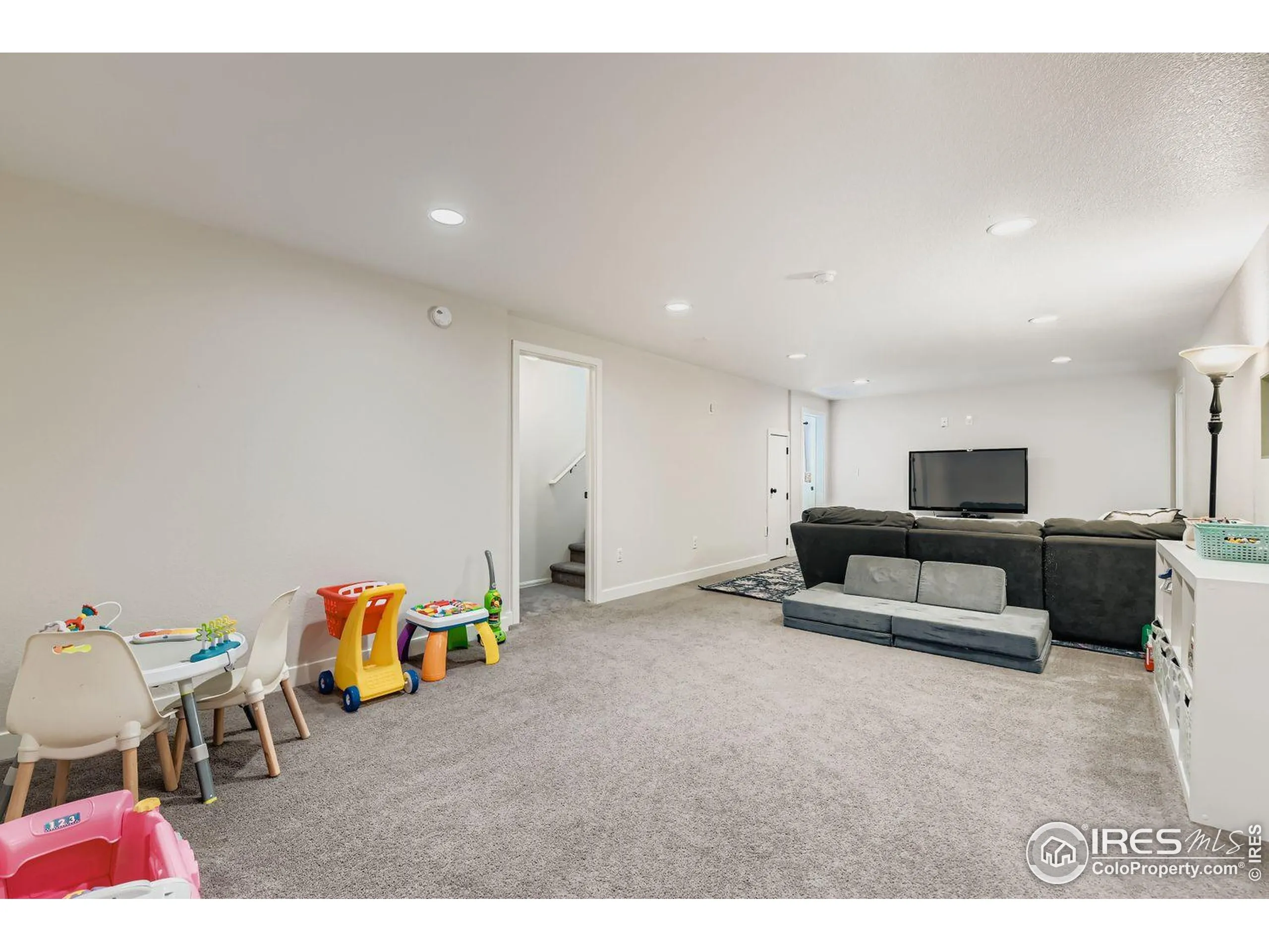 Lochbuie, Colorado 80603, United States, 6 Bedrooms Bedrooms, ,3 BathroomsBathrooms,Residential,Pending,229311