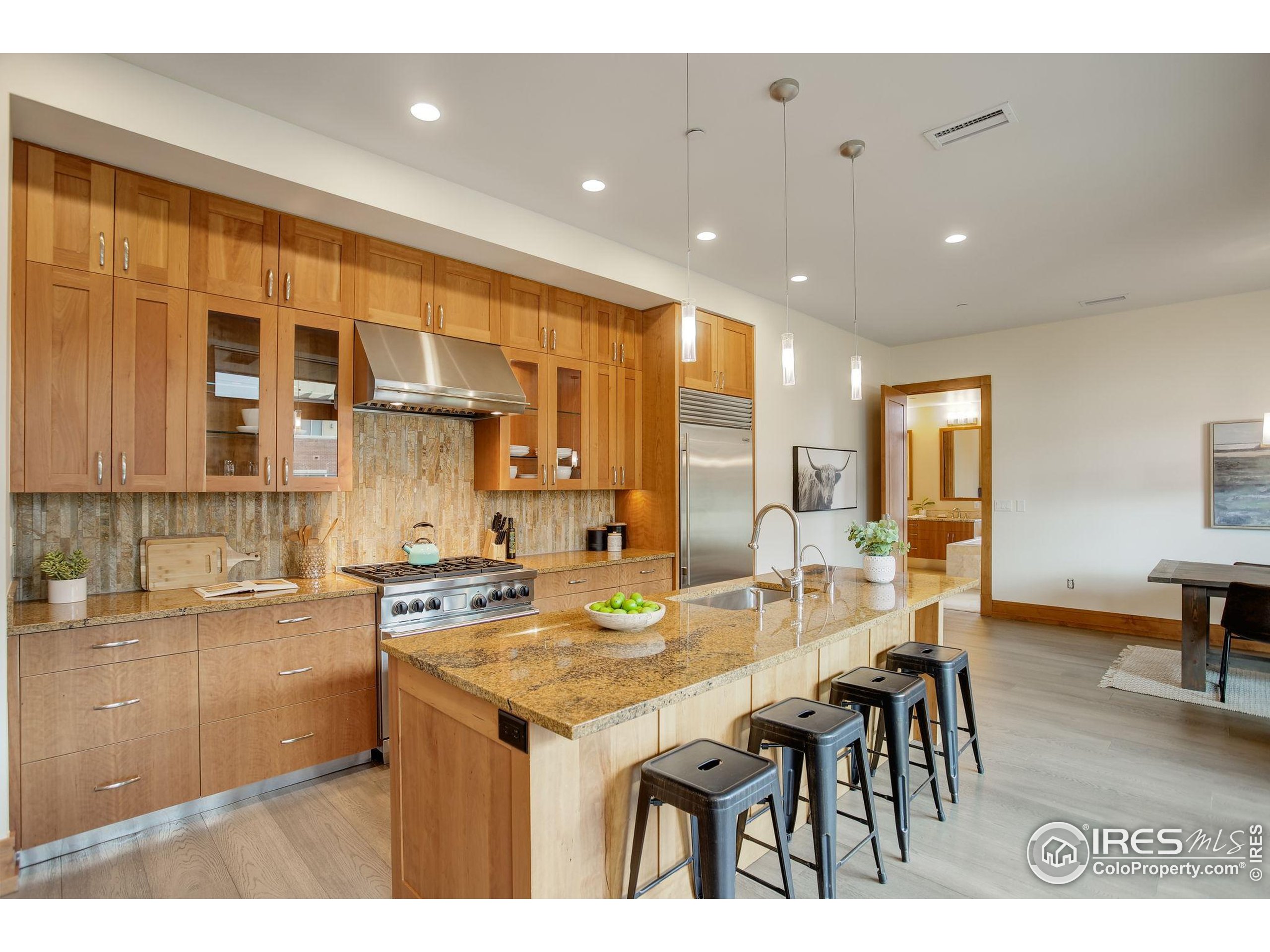 1077 Canyon Blvd #211