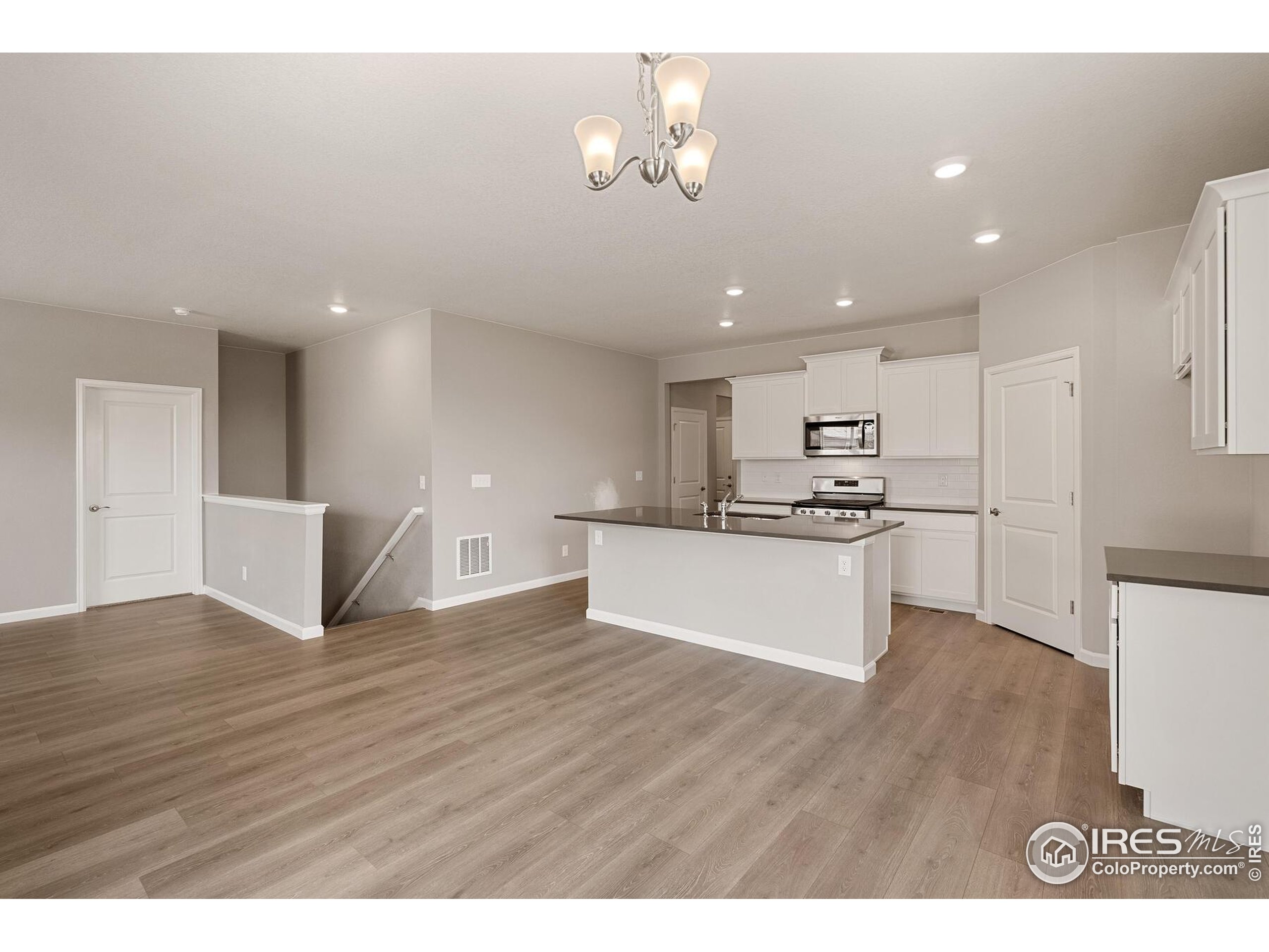 13806 Quartz St