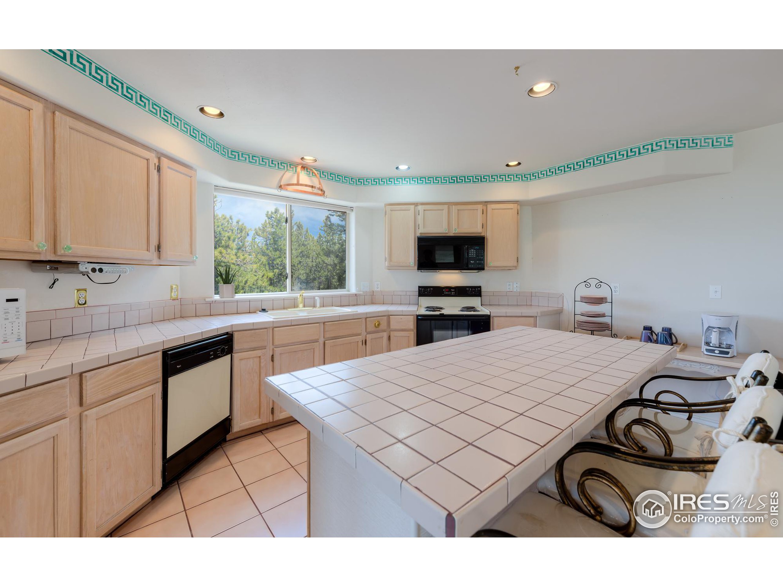 Photo 8 of 40 of 597 Paiute Rd house