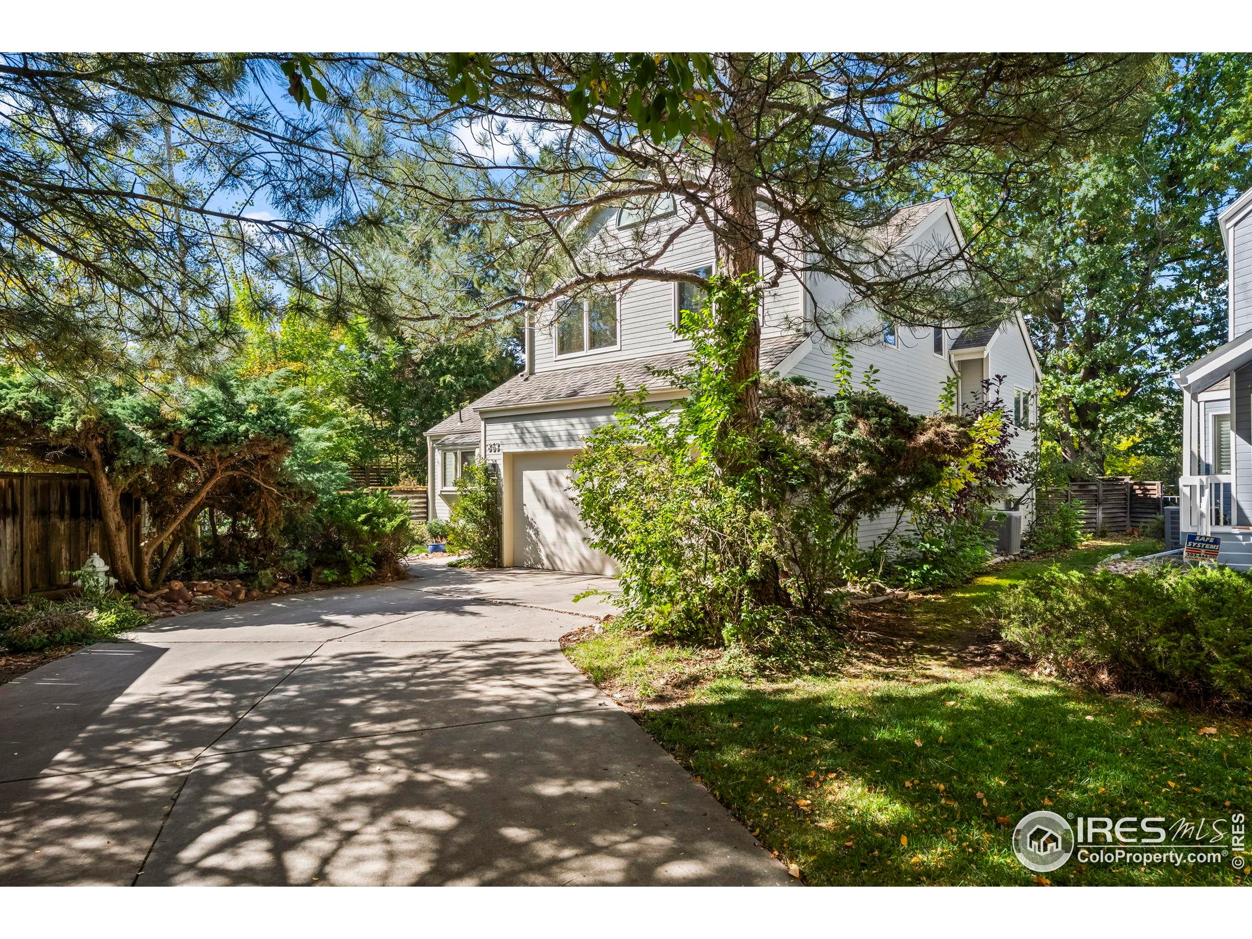 853 Racquet Ln