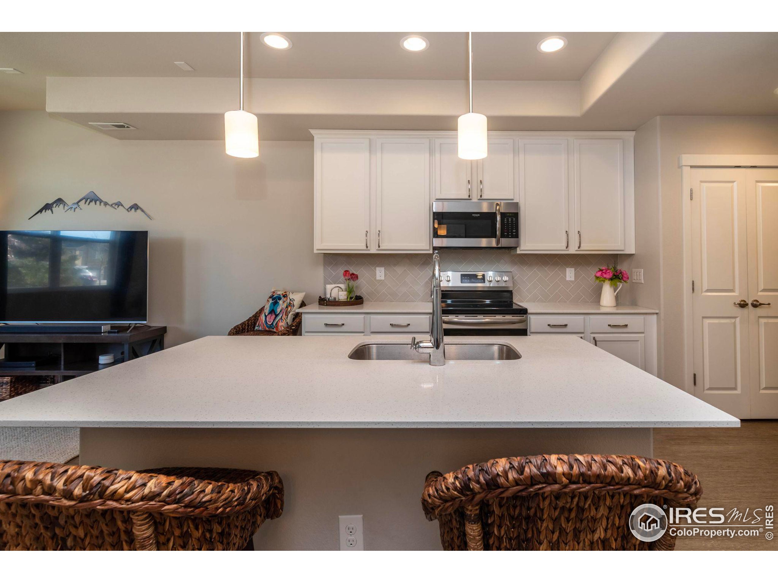 Photo 5 of 39 of 9767 Clermont Ln townhome