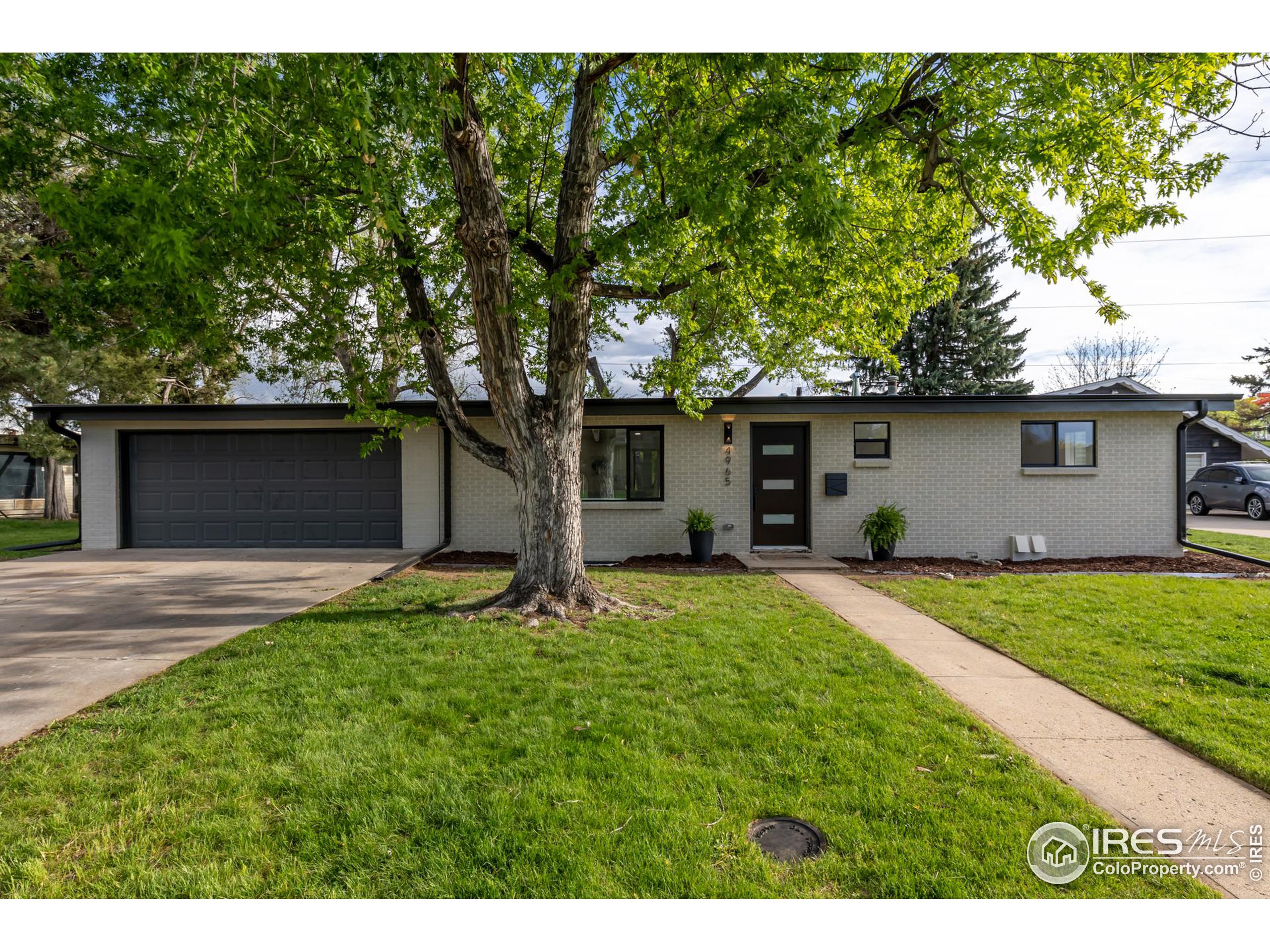Photo 2 of 40 of 4965 S Lipan Dr house