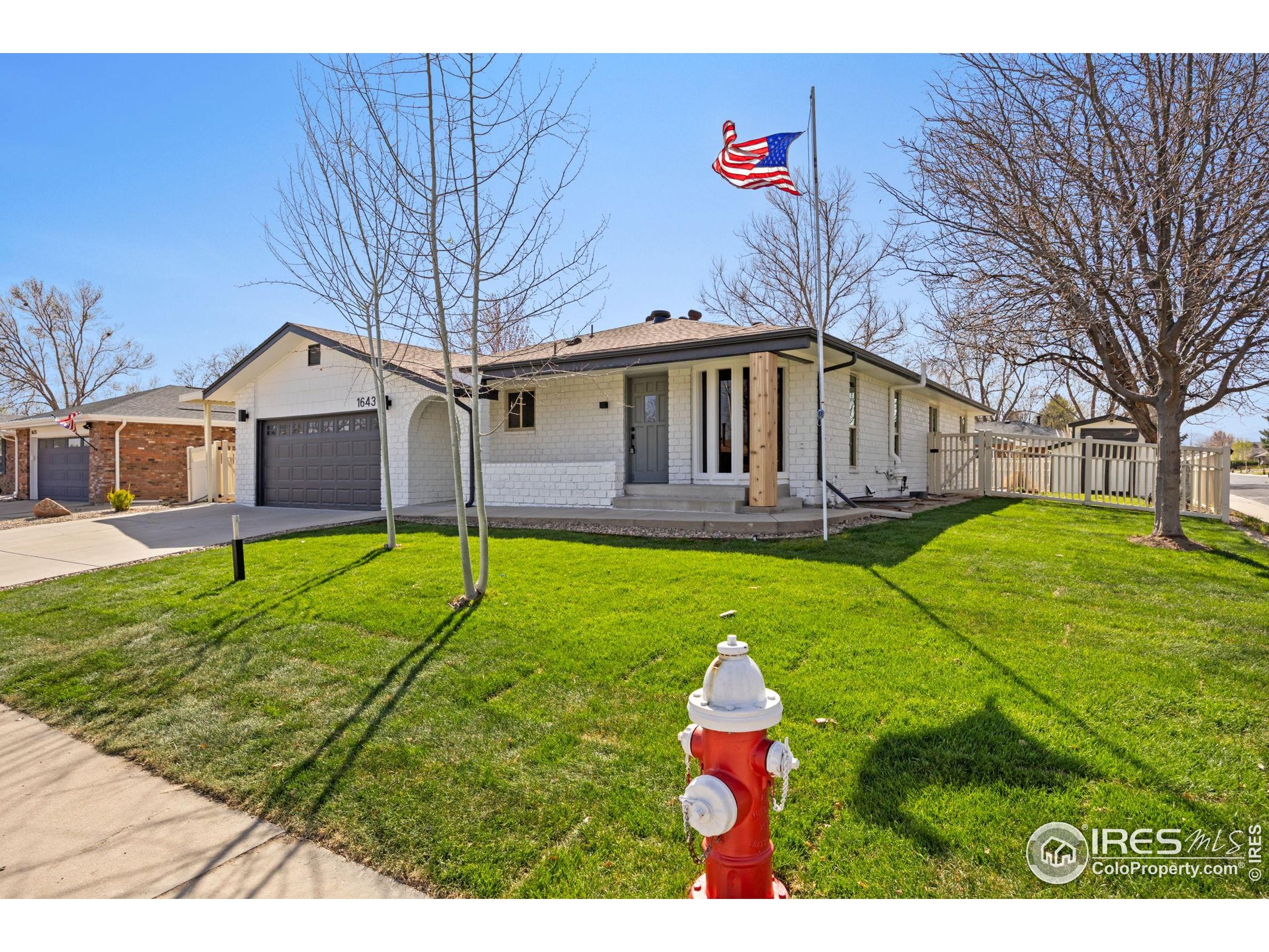 1643 Vivian St