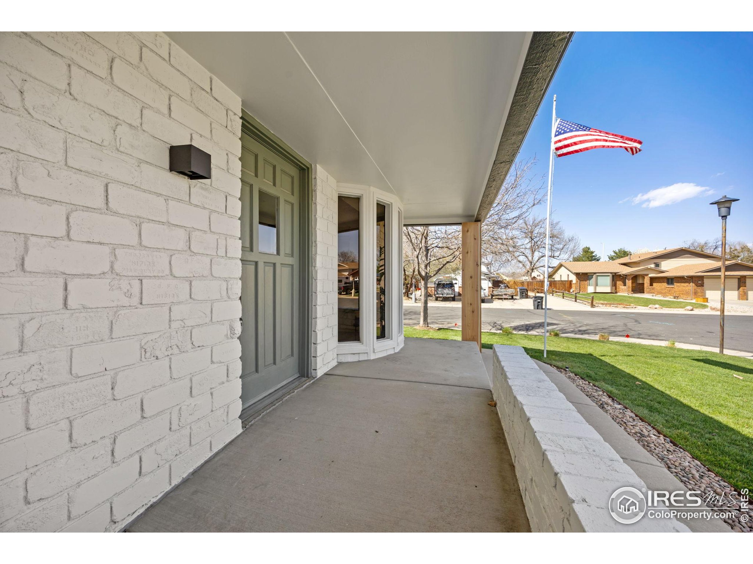 1643 Vivian St