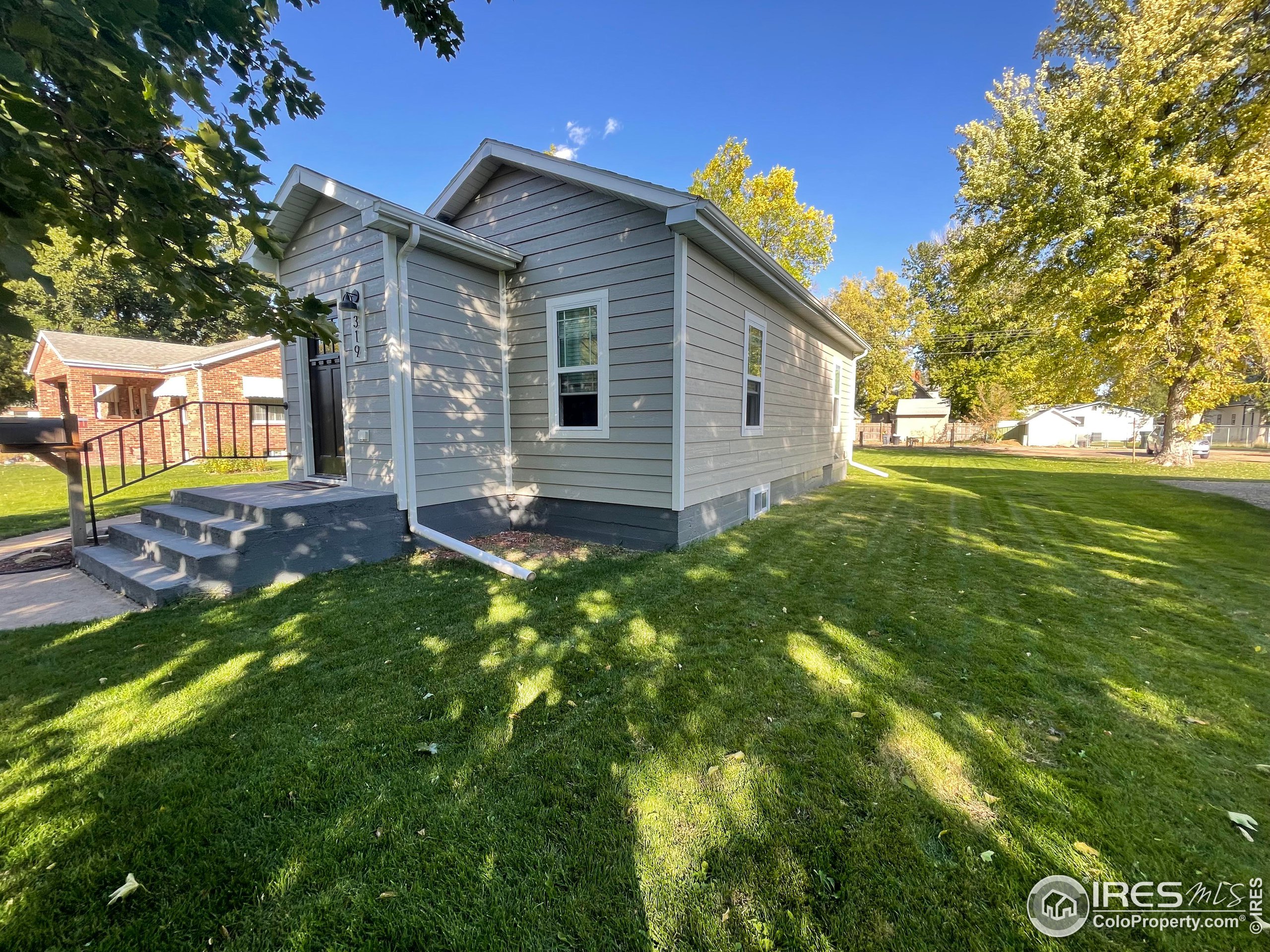 Photo 3 of 29 of 319 S Bowman Ave house