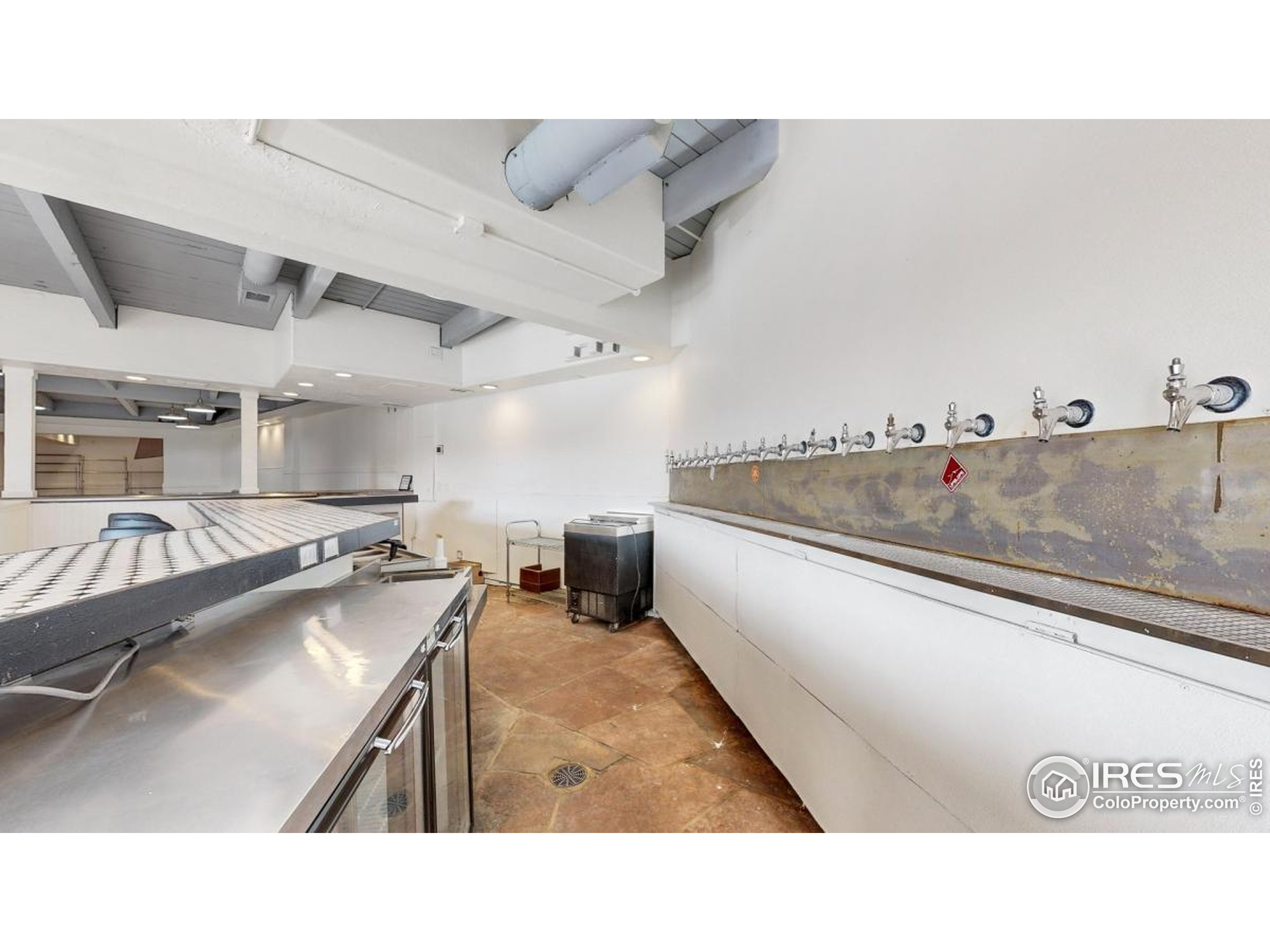 160 E Main St