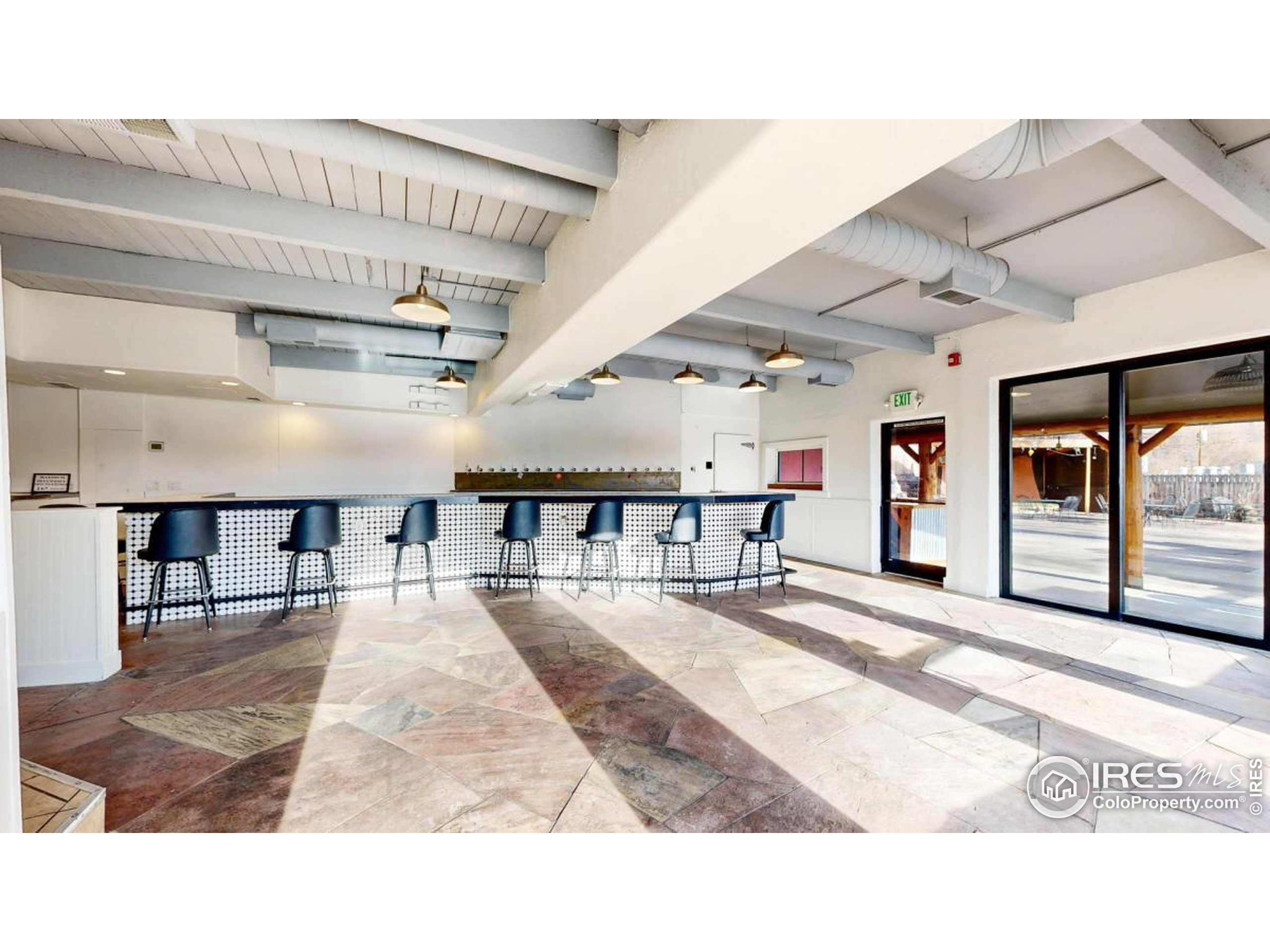 160 E Main St