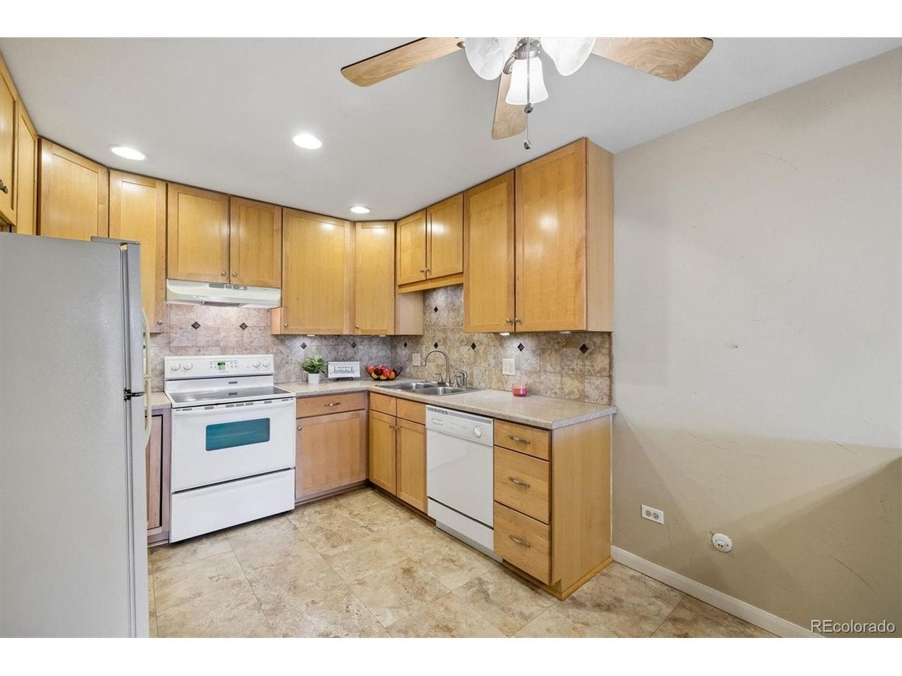 650 S Clinton St 2D
