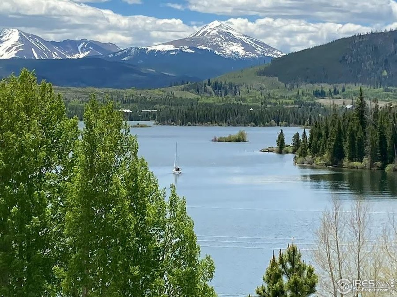 Be in the middle of it all, close to ski areas, hiking, towns, lake dillon, blue river, and equisite array of restaurants.