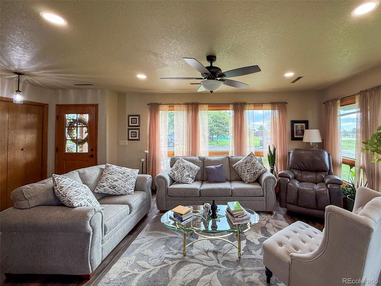 255 W 7th St