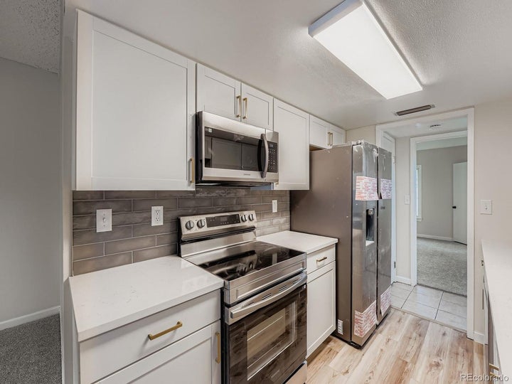 15 Kitchen.jpg