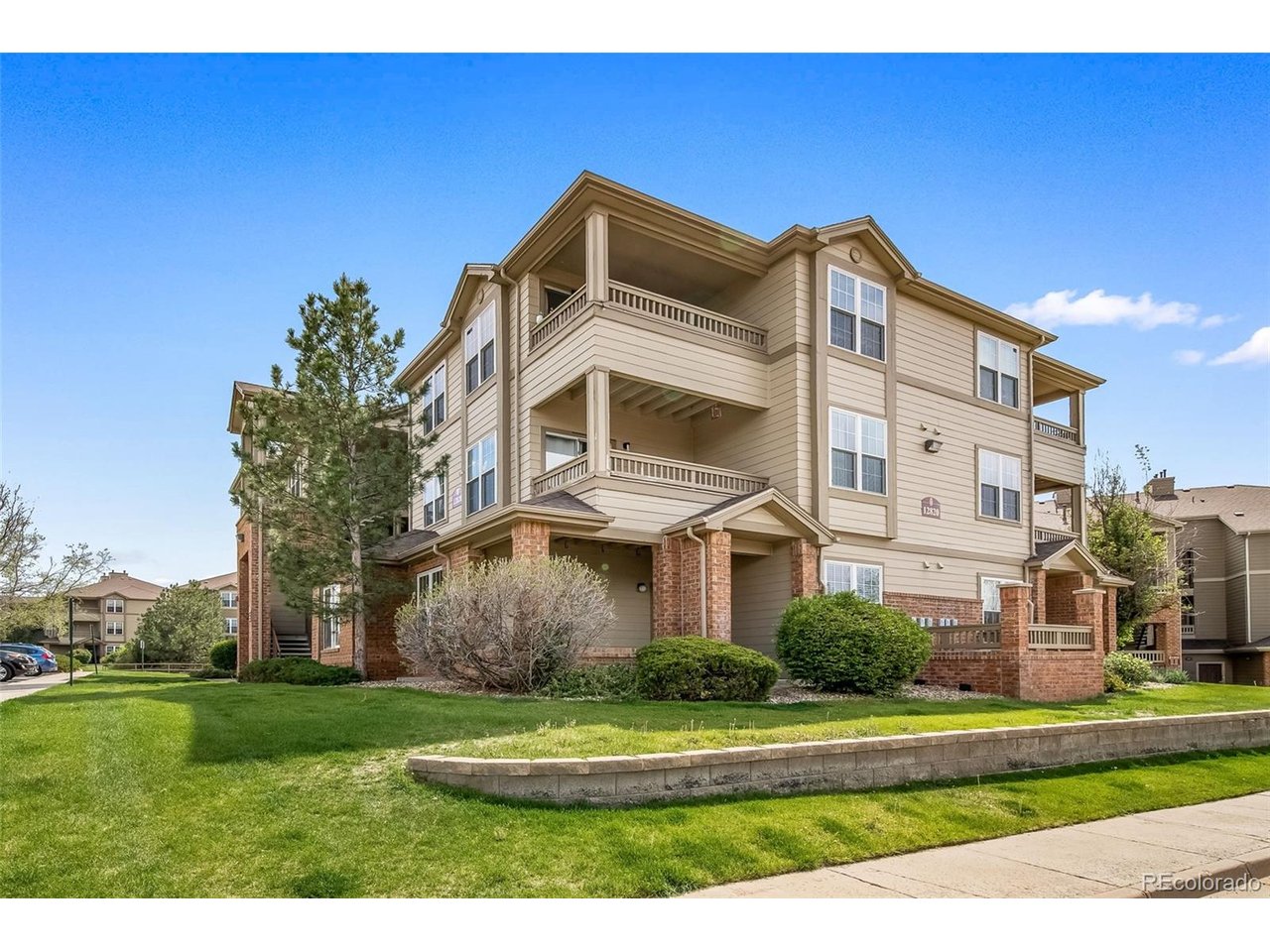 Welcome home to Ironstone an amenity rich complex in Parker.