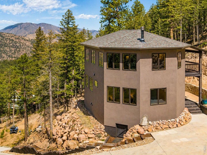 Private mountain home with panoramic views, wooded surroundings, and a peaceful elevated setting
