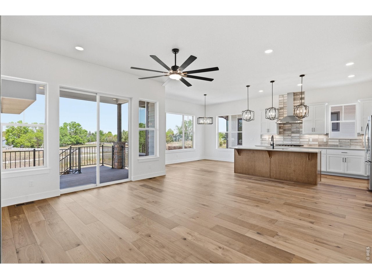 8463 Annapolis Dr