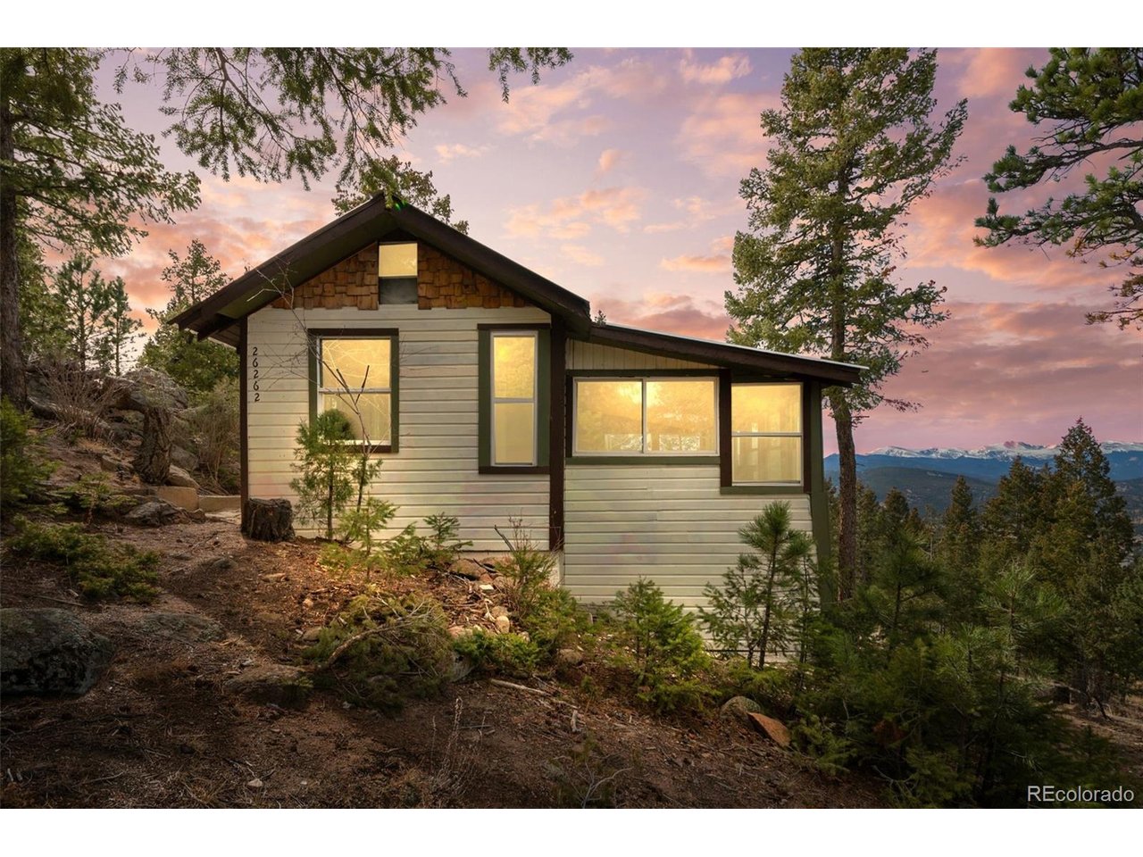 Cute cabin with Mt. Blue Sky views!