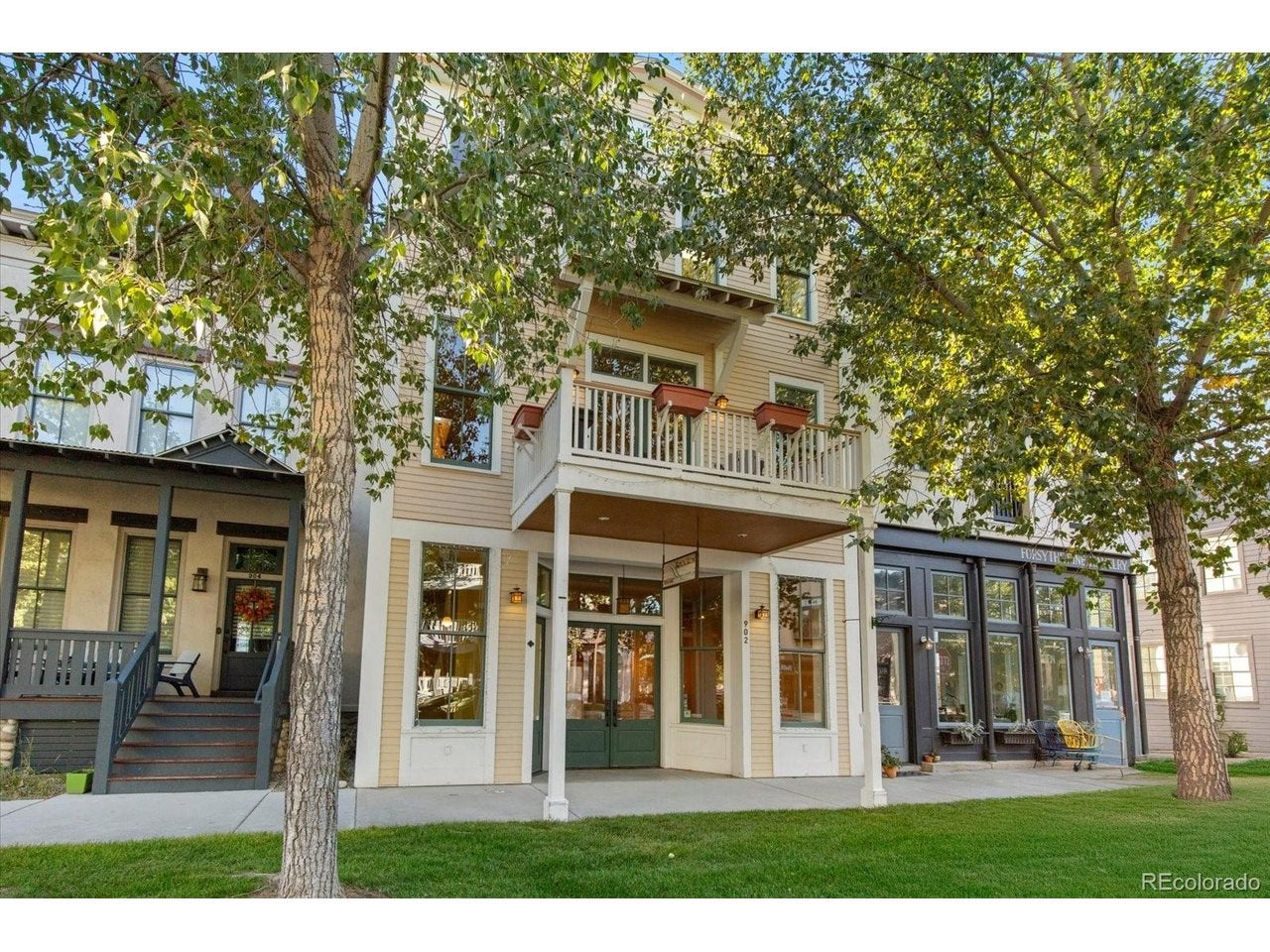 902 S Main St