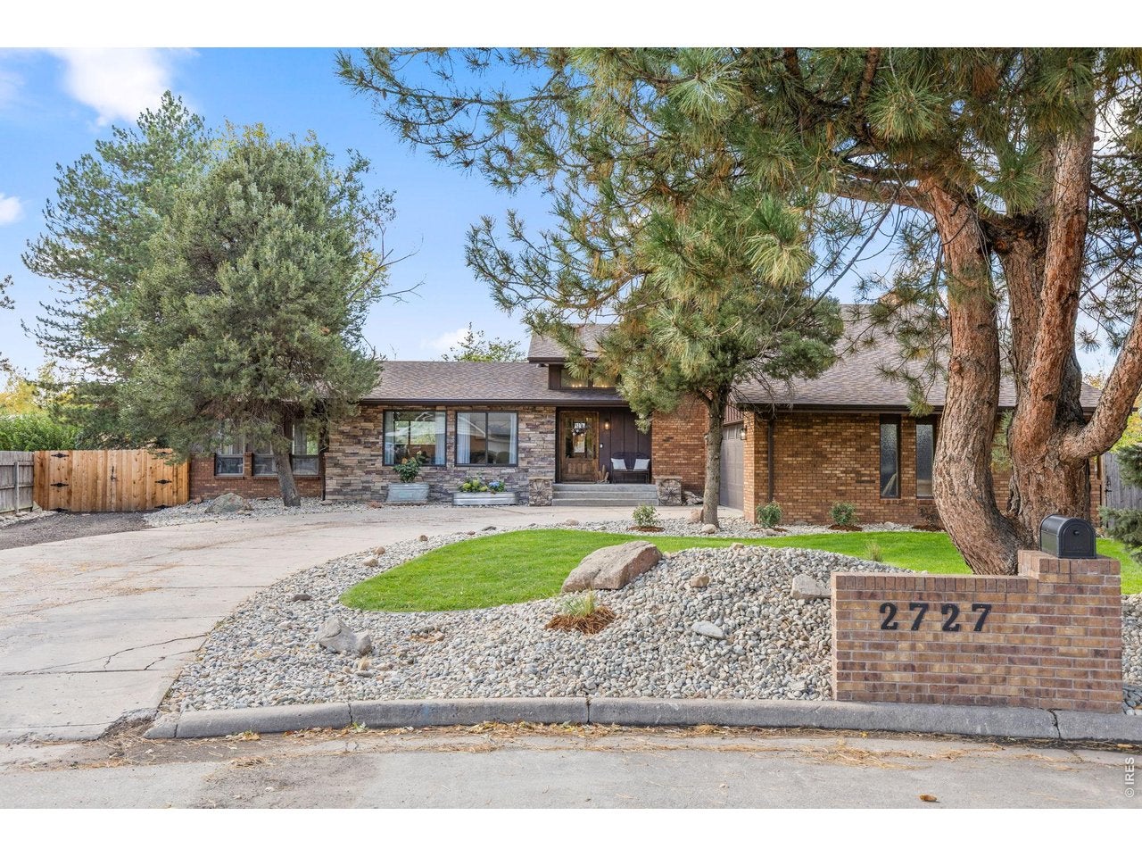 2727 W Buena Vista Dr